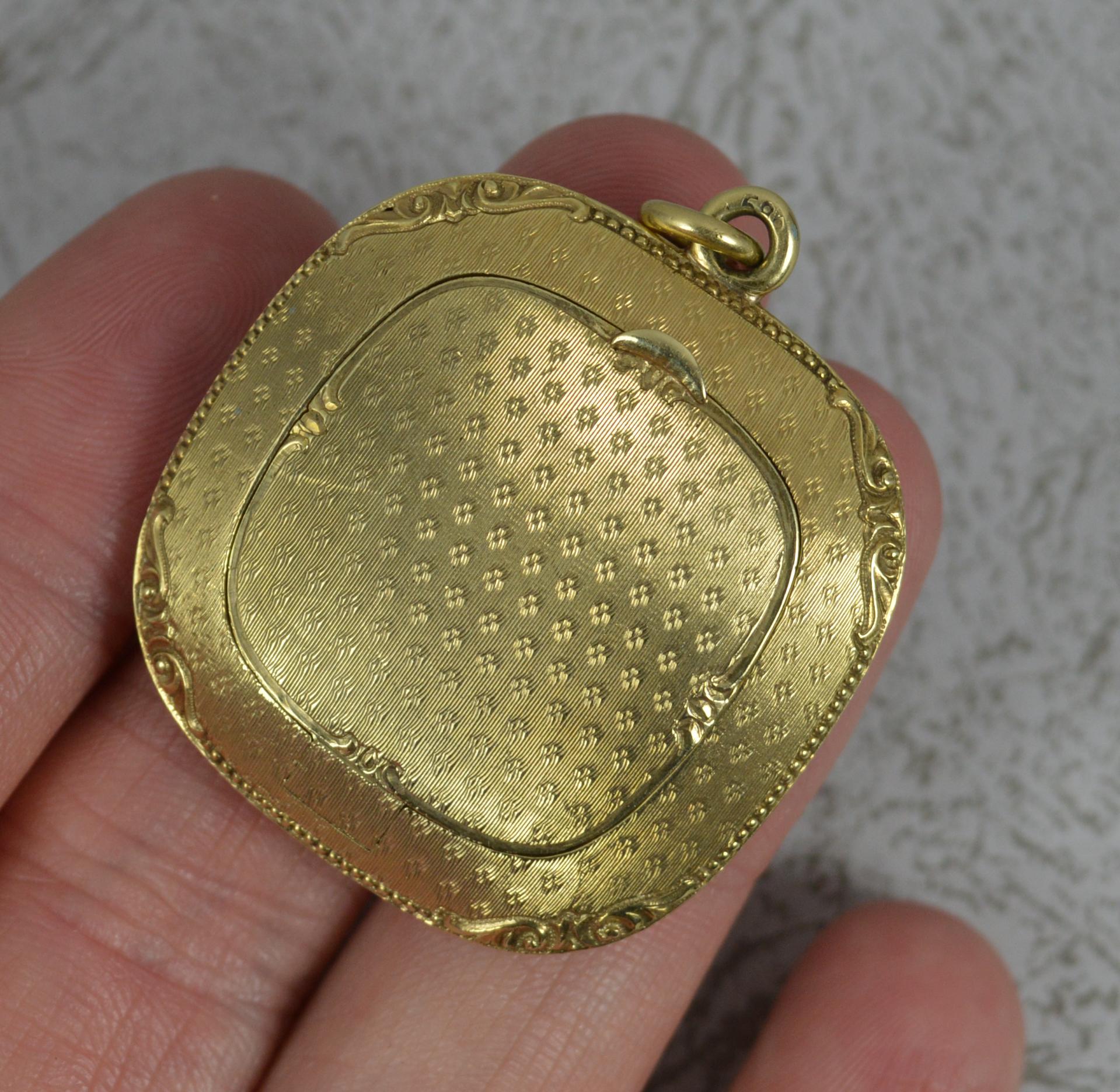 A fairly rare and unusual solid 14 carat gold compact.
14ct yellow gold with engine turned pattern throughout each side.
Well made example.

CONDITION ; Very good for age. Crisp design. Well fitted lid. Obvious damage to mirror. Please view