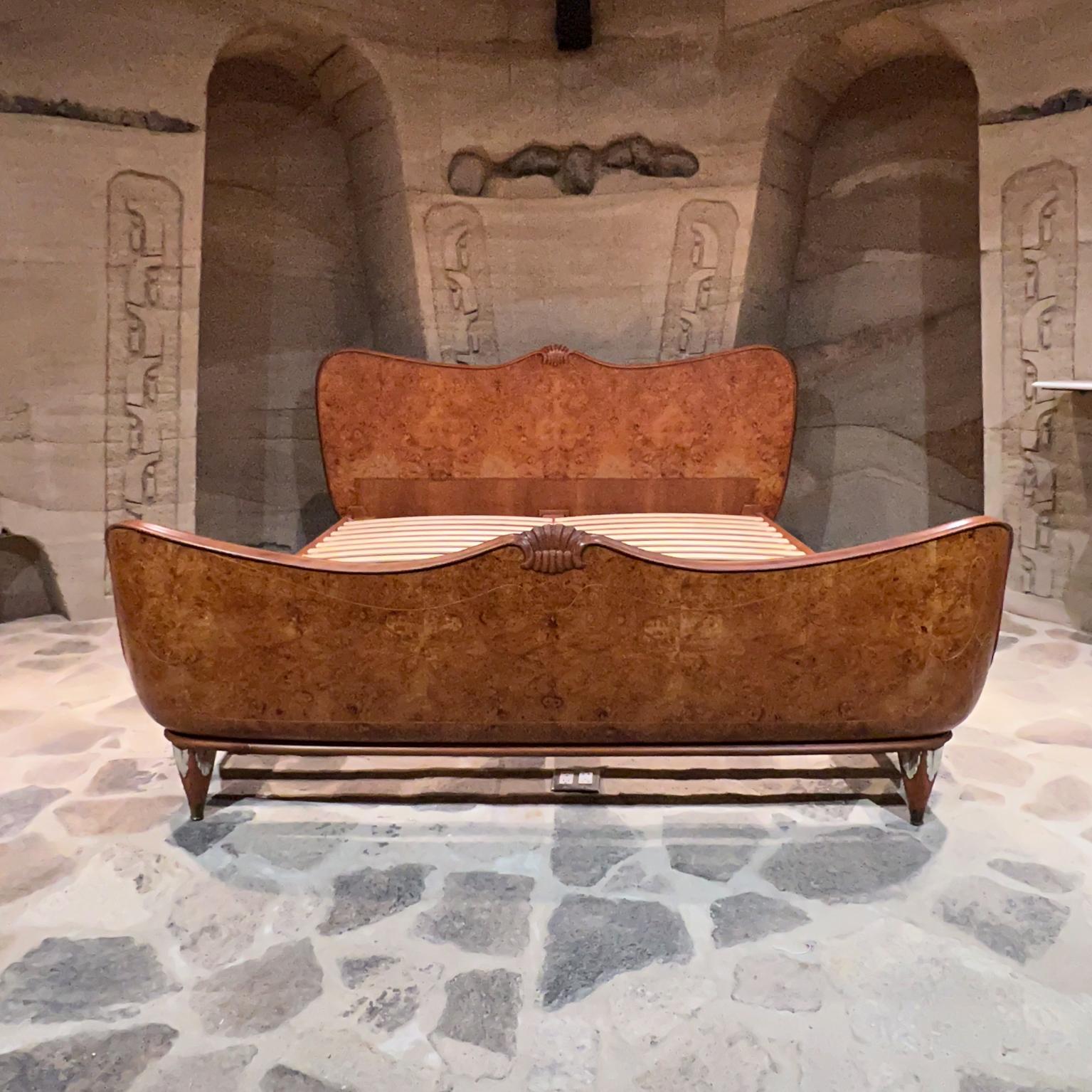 1930er Jahre Art Deco Italienisch König Bett skulpturale Swag Wurzelholz
Exquisite, detailreiche Holzeinlegearbeiten
Osvaldo Borsani zugeschrieben
43 hoch x 83,75 breit x 99 tief 
Fußteil 27,5 hoch 75,25 breit
Matratzenfläche 73,5 x 84
Passend für