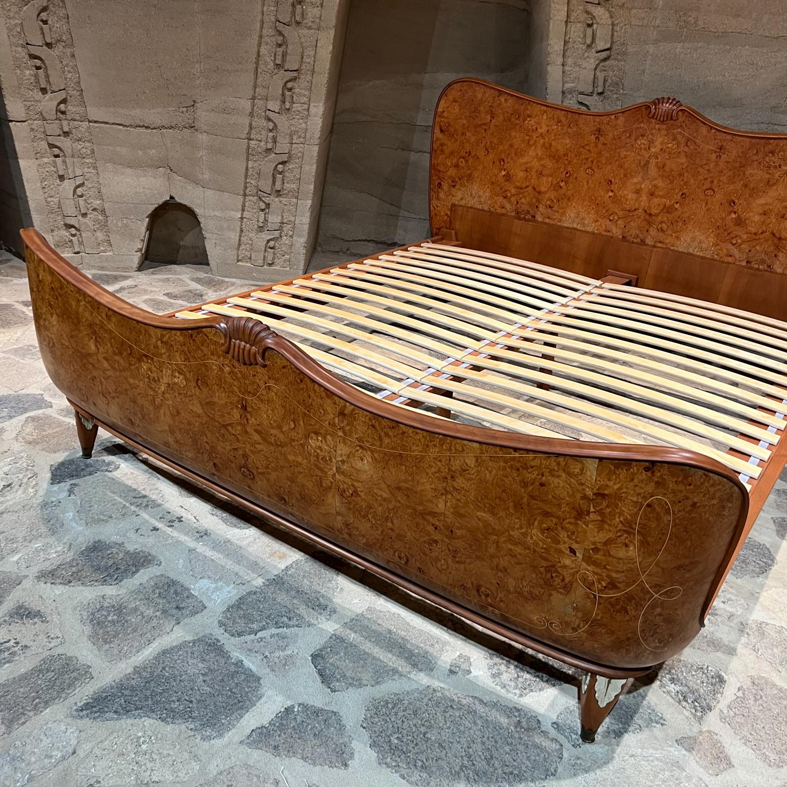 1930s Italian Sculptural Burlwood King Bed Style Osvaldo Borsani Italy In Good Condition For Sale In Chula Vista, CA