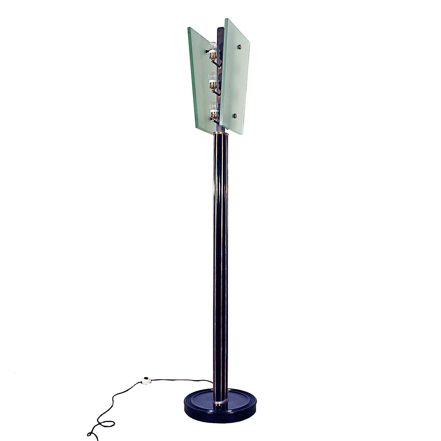 Lampe sur pied Art Déco, deux plaques de verre épaisses, six lumières, pied en bois poli français, accessoires en laiton.
Dans le style de Fontana Arte.
Italie, vers 1930.