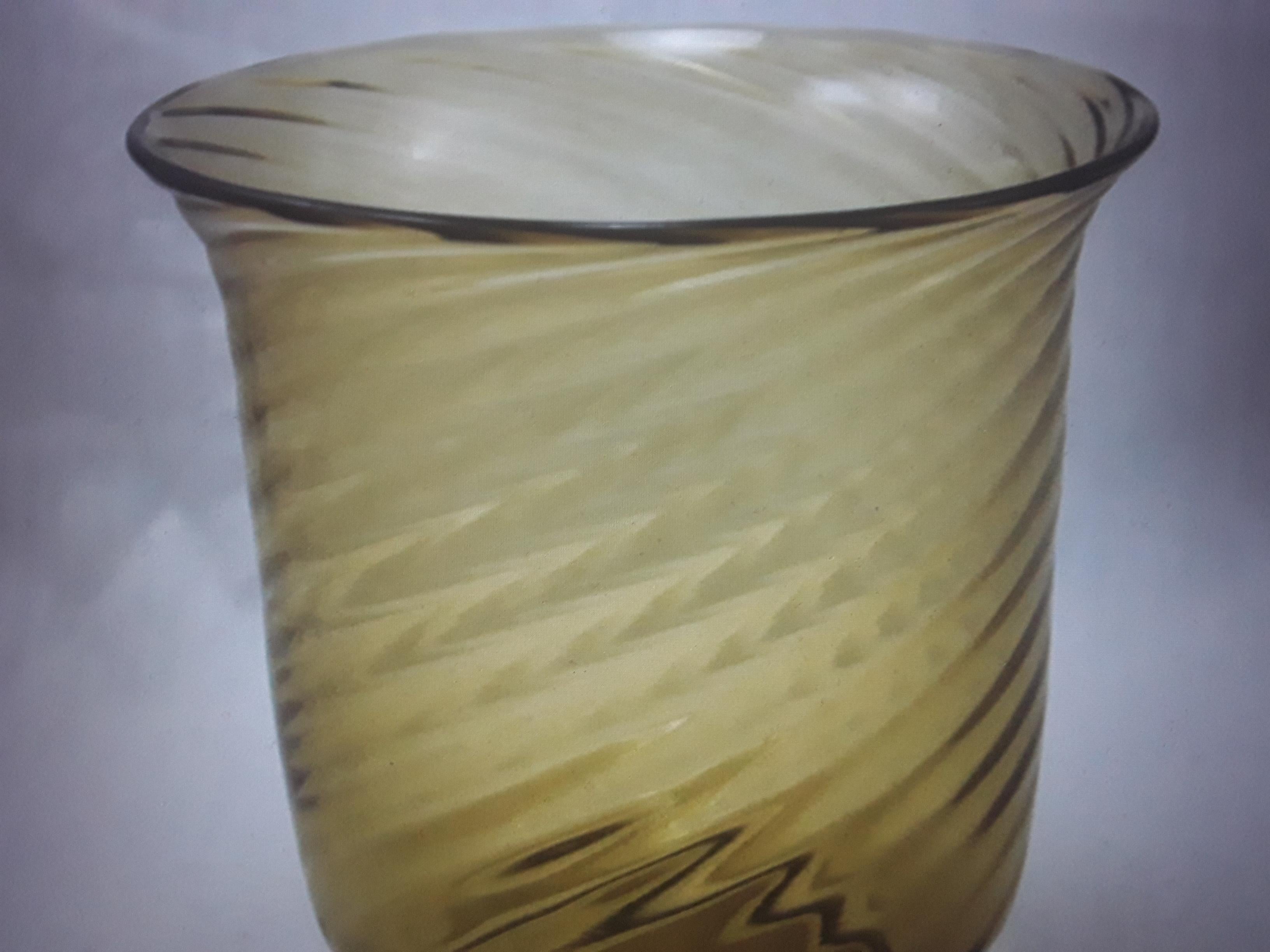 1930's Art Deco Frederic Carders Steuben Art Glass Swirl Muster Vase. Bernsteinfarben. Auf der Unterseite der Vase gibt es Kratzer, die nicht auffallen, wenn die Vase aufrecht steht.
