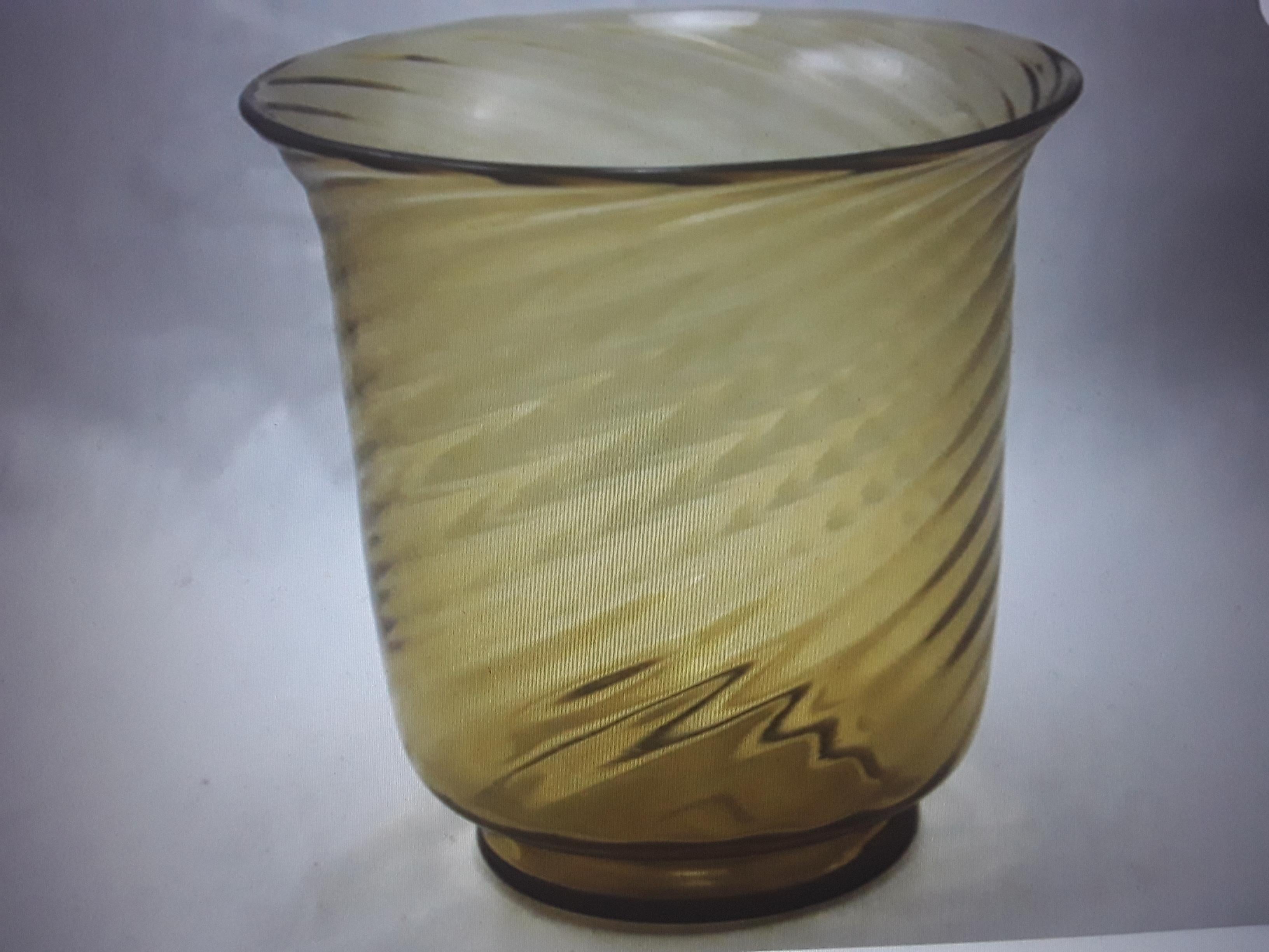 1930er Jahre Art Deco Steuben Art Glas Bernstein Wirbel Muster Vase (Mitte des 20. Jahrhunderts) im Angebot