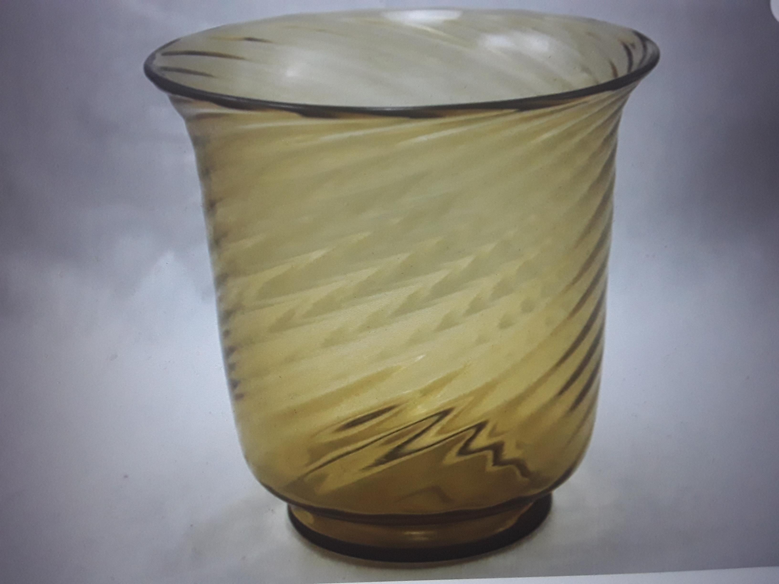 Verre d'art Vase Art Déco Steuben en verre ambré à motif de tourbillon des années 1930 en vente