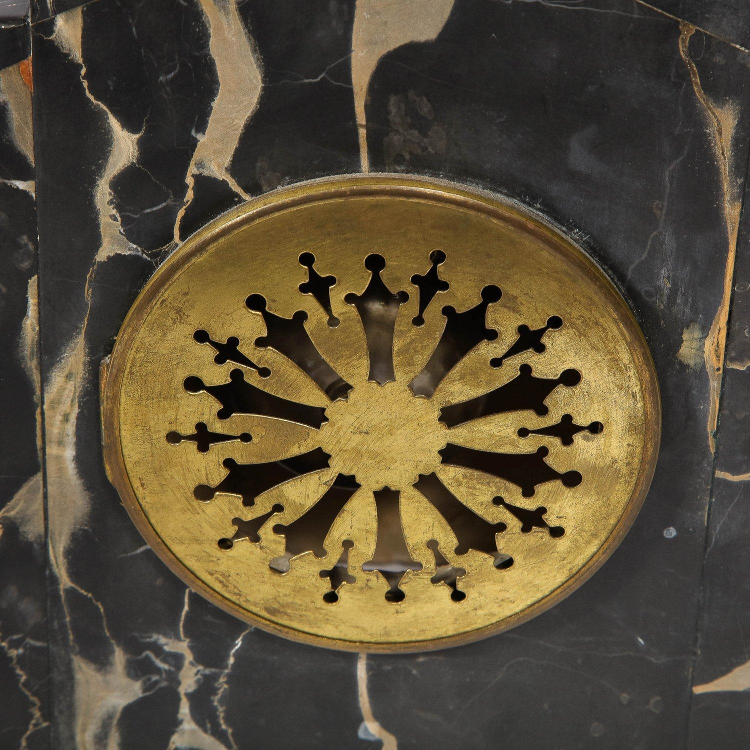 1930s Art Deco Streamlined Neoclassical Figurative Exotic Marble & Bronze Clock en venta 5
