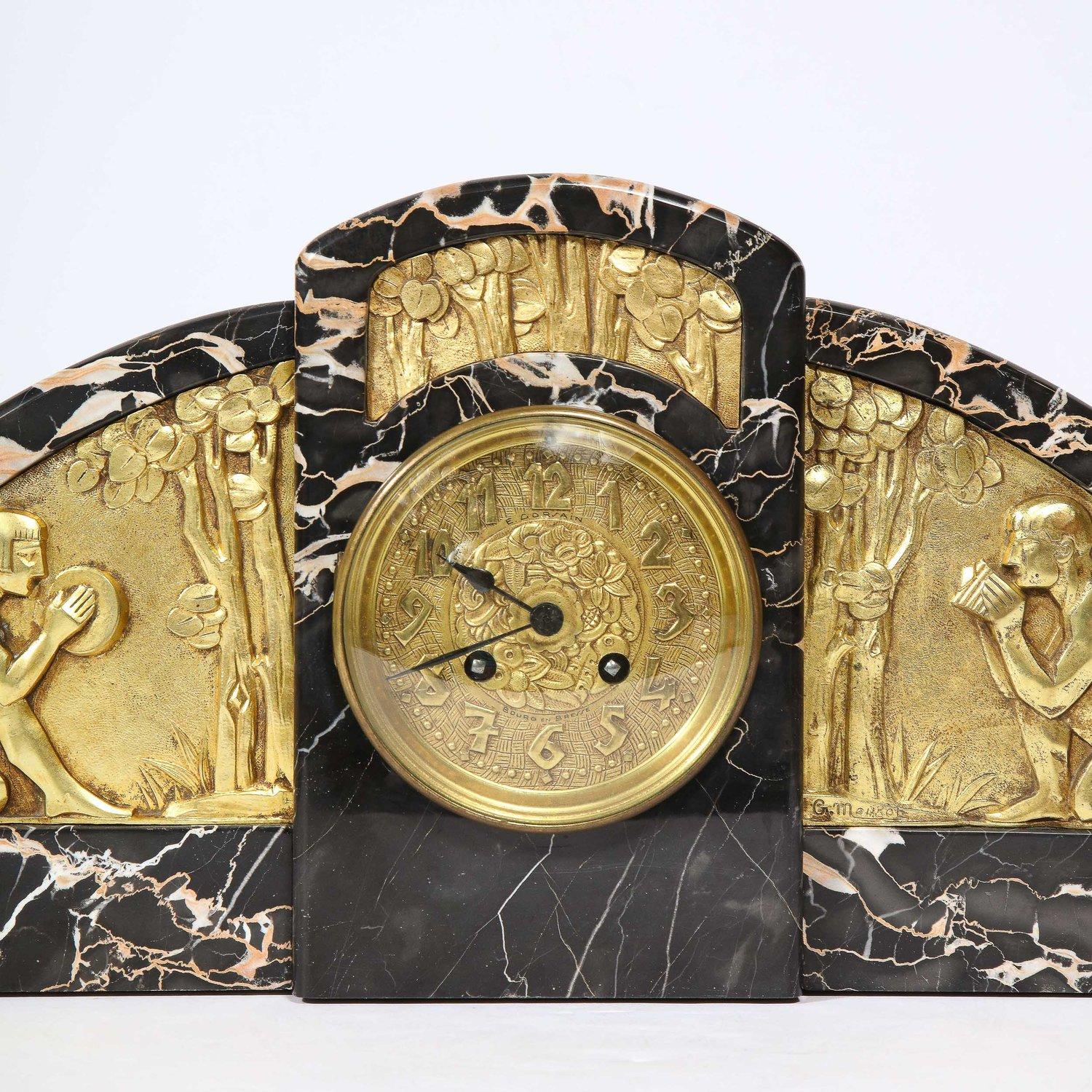 1930s Art Deco Streamlined Neoclassical Figurative Exotic Marble & Bronze Clock Art Decó en venta