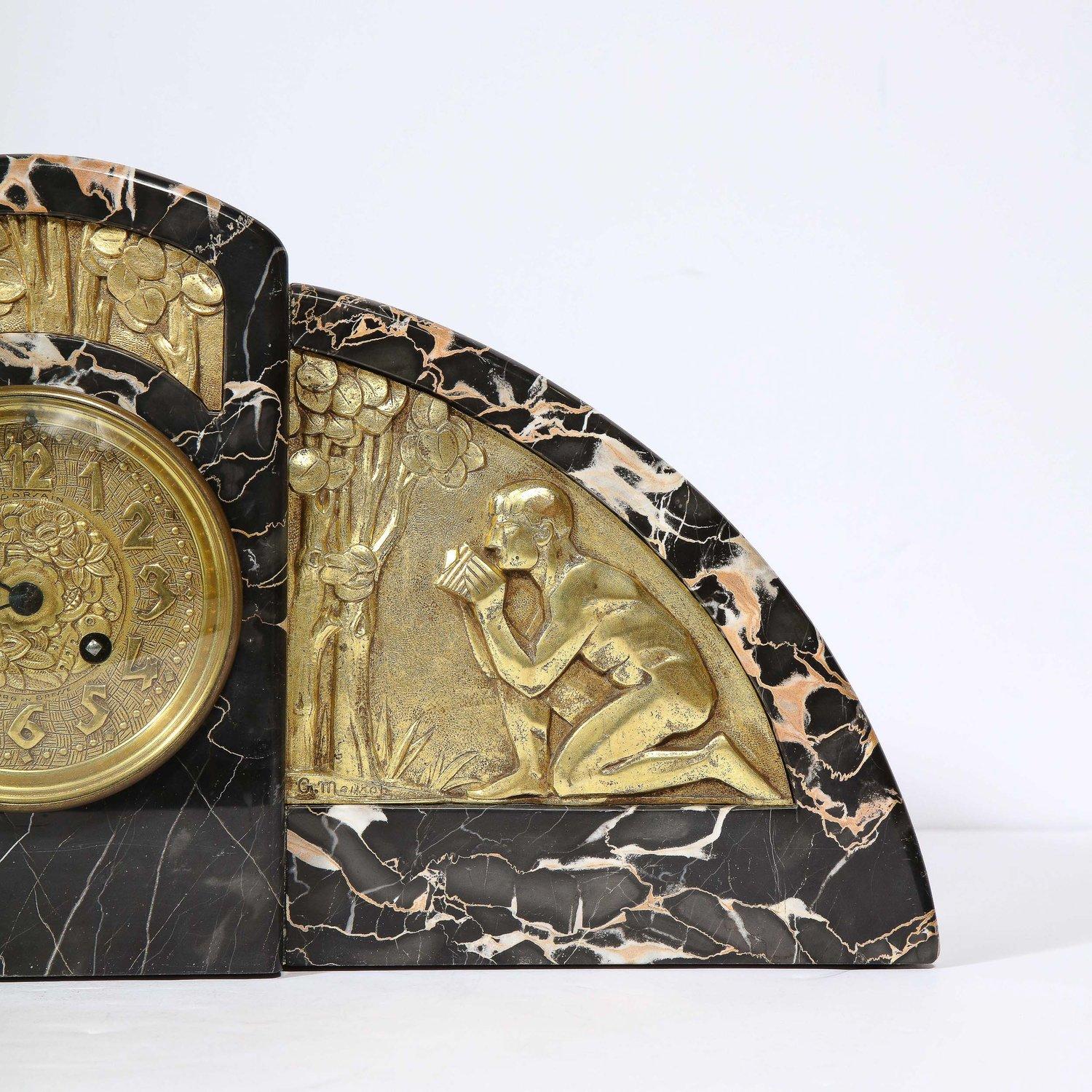 1930s Art Deco Streamlined Neoclassical Figurative Exotic Marble & Bronze Clock Francés en venta