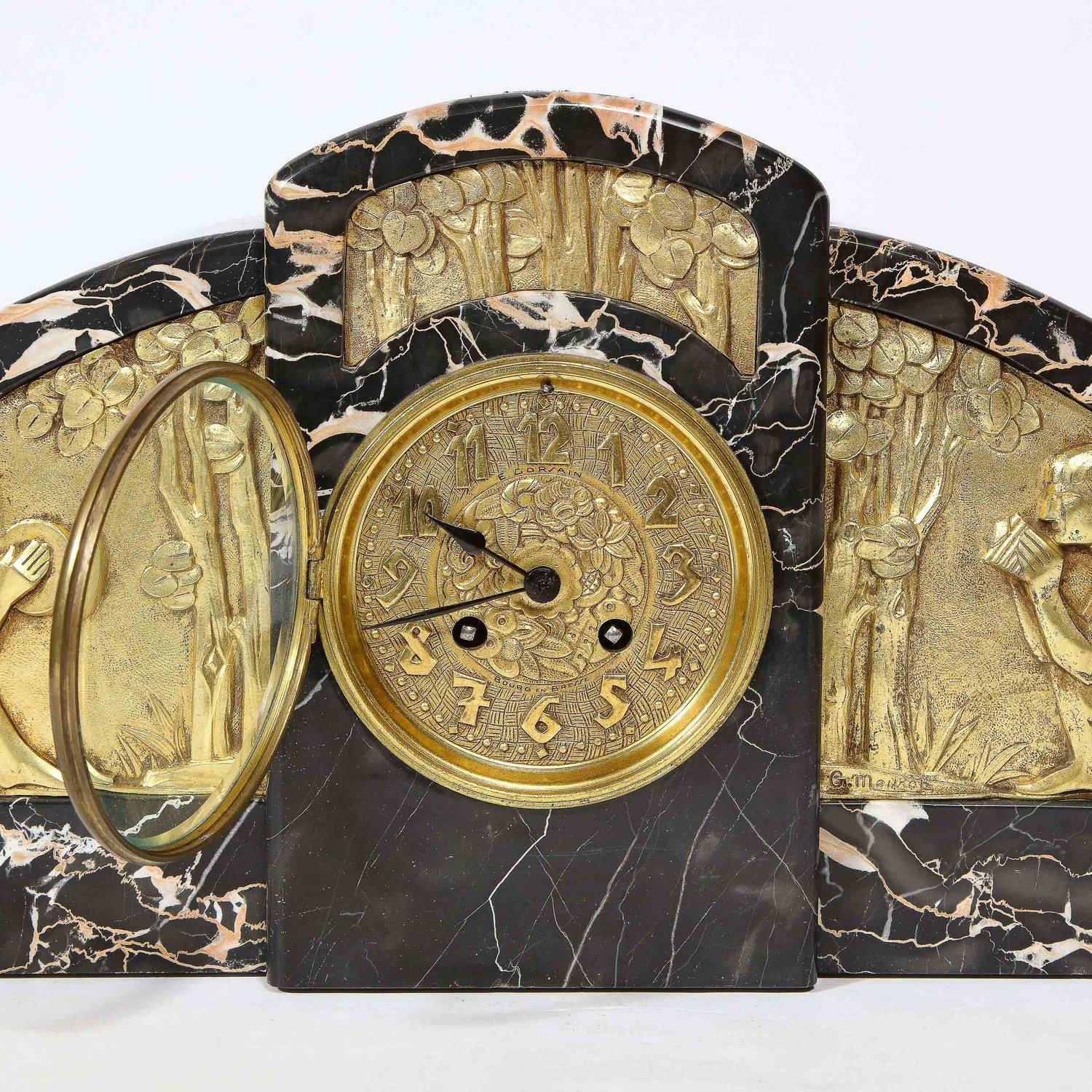 1930s Art Deco Streamlined Neoclassical Figurative Exotic Marble & Bronze Clock en Excelente estado para la venta en New York, NY