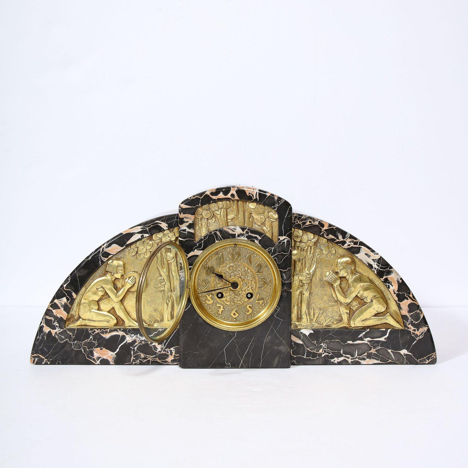 1930s Art Deco Streamlined Neoclassical Figurative Exotic Marble & Bronze Clock mediados del siglo XX en venta