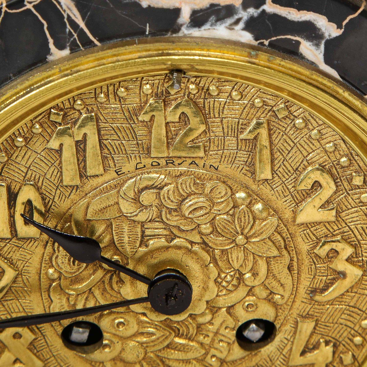 1930s Art Deco Streamlined Neoclassical Figurative Exotic Marble & Bronze Clock Latón en venta