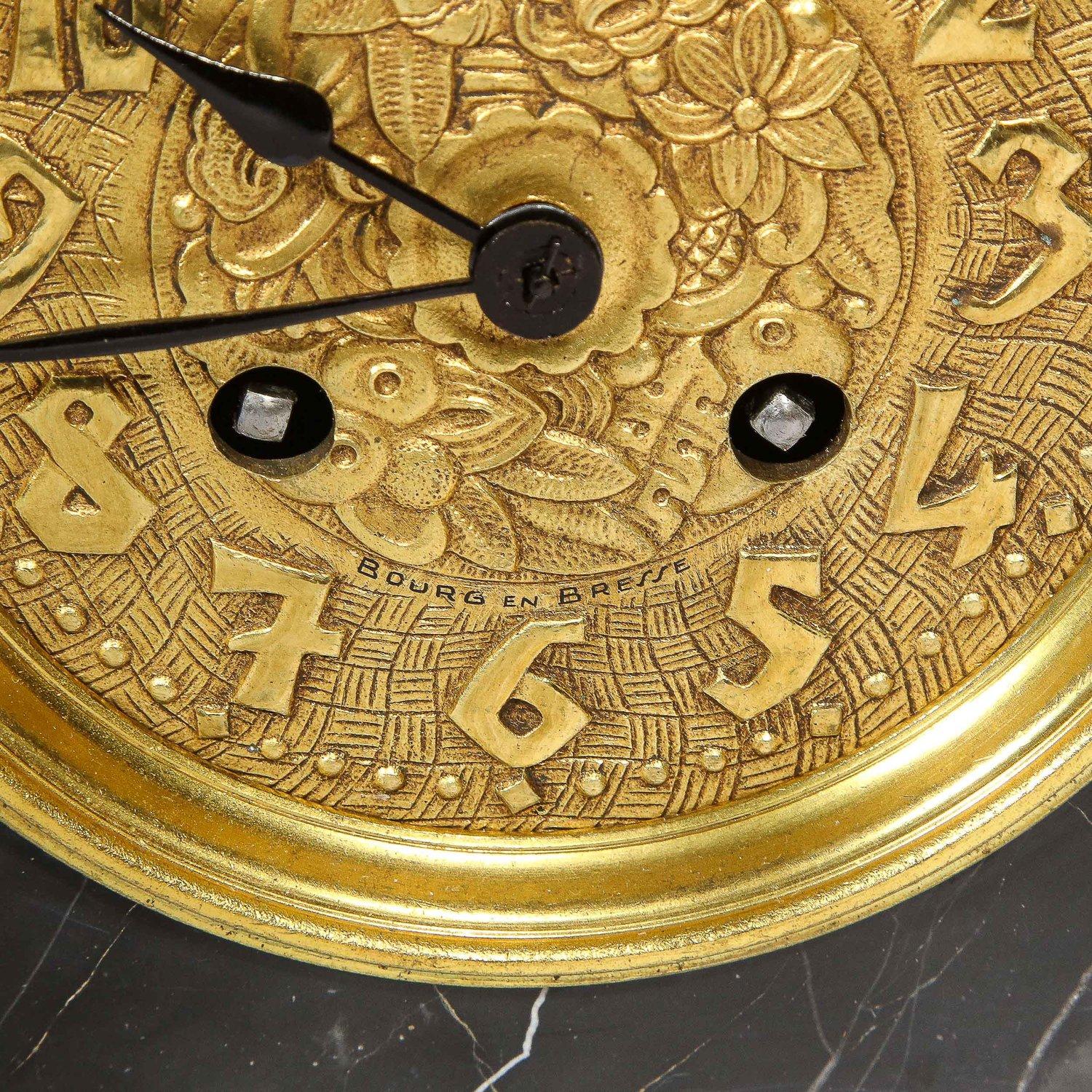 1930s Art Deco Streamlined Neoclassical Figurative Exotic Marble & Bronze Clock en venta 1