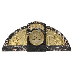 Horloge figurative néoclassique profilée Art Déco des années 1930 en marbre et bronze exotique