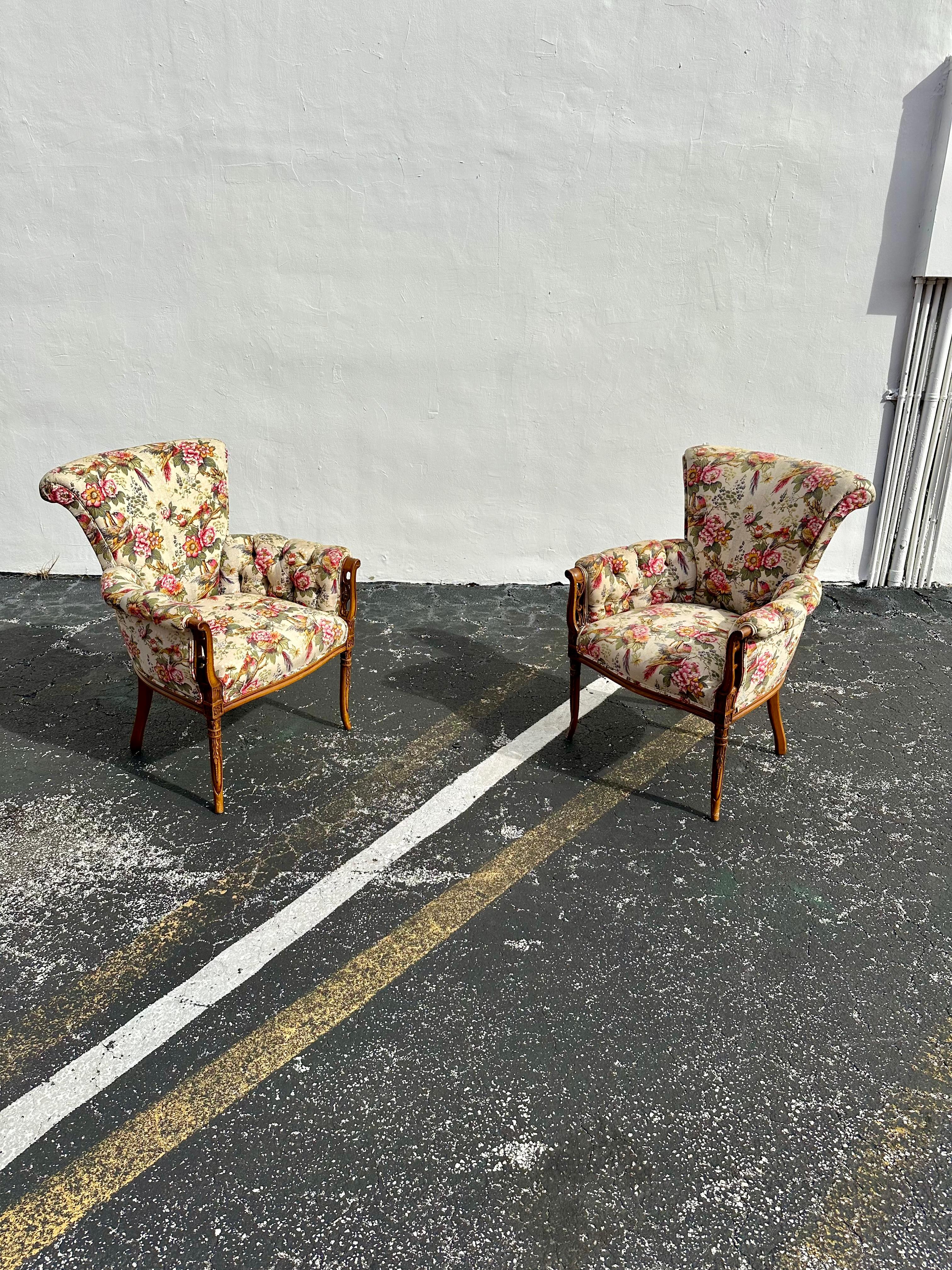 Trasportati negli eleganti e sofisticati anni Trenta. Le sedie ultra rare emanano un'aria di lusso e raffinatezza. Il design è eccezionale. Il lussuoso set di sedie è un pezzo forte e ricco di personalità. Ci piace la silhouette elegante di questa