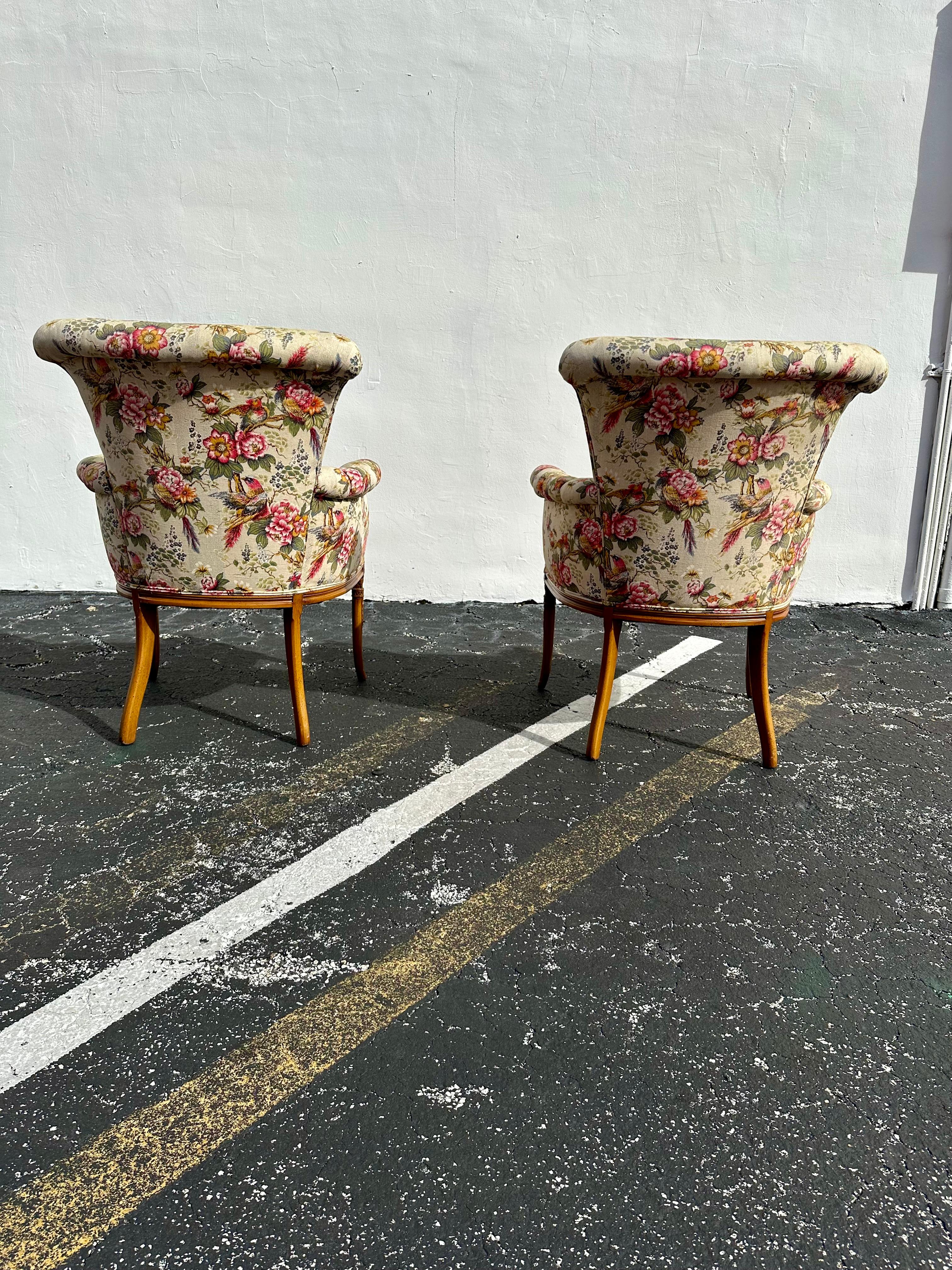 Sedie botaniche Schumacher in legno intagliato dorato degli anni '30, Set di 2 In condizioni buone in vendita a Fort Lauderdale, FL