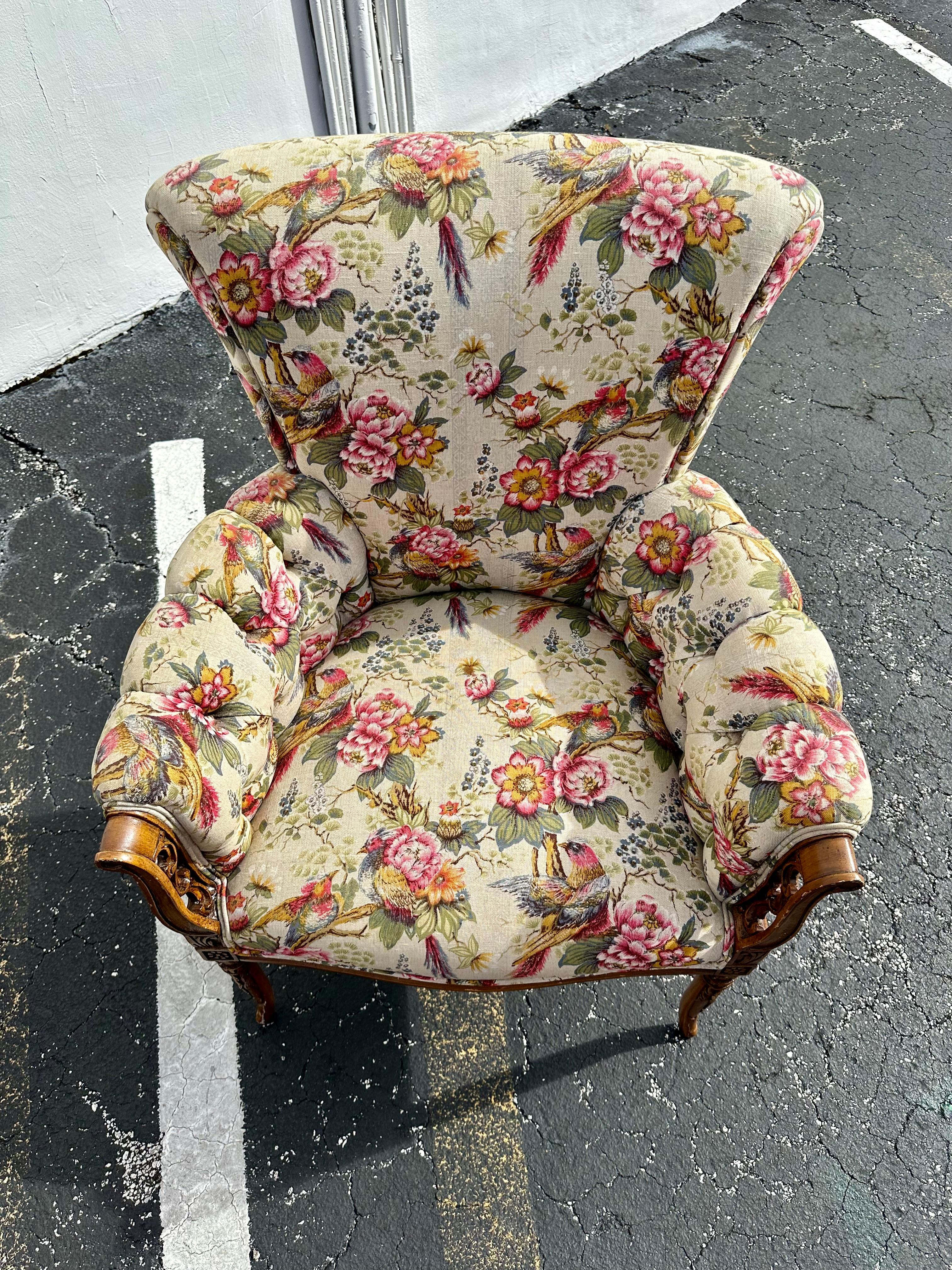 Tappezzeria Sedie botaniche Schumacher in legno intagliato dorato degli anni '30, Set di 2 in vendita
