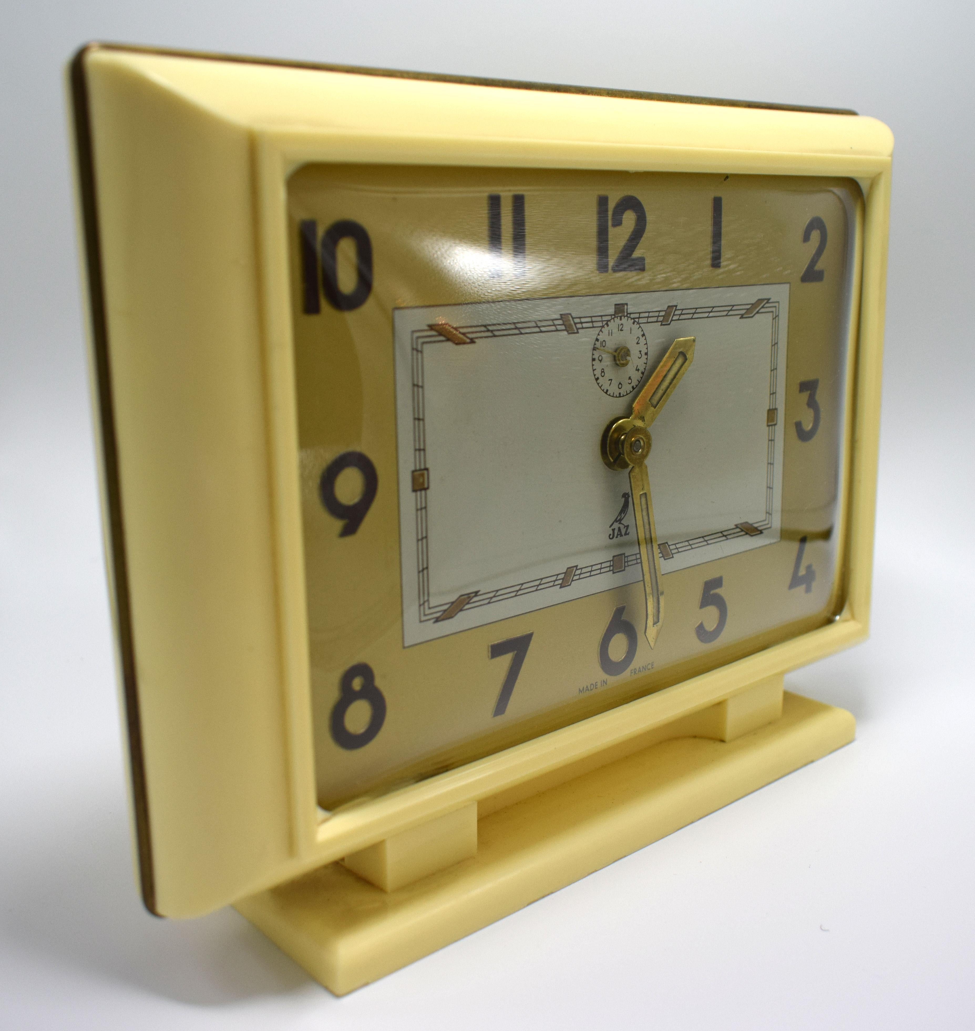 Very attractive 1930s Art Deco Ivory colored bakelite clock. Originating from France and made by JAZ this wonderful clock is the epitome of Art Deco with its fabulous streamline shaped case. The clock works well and keeps good time as does the