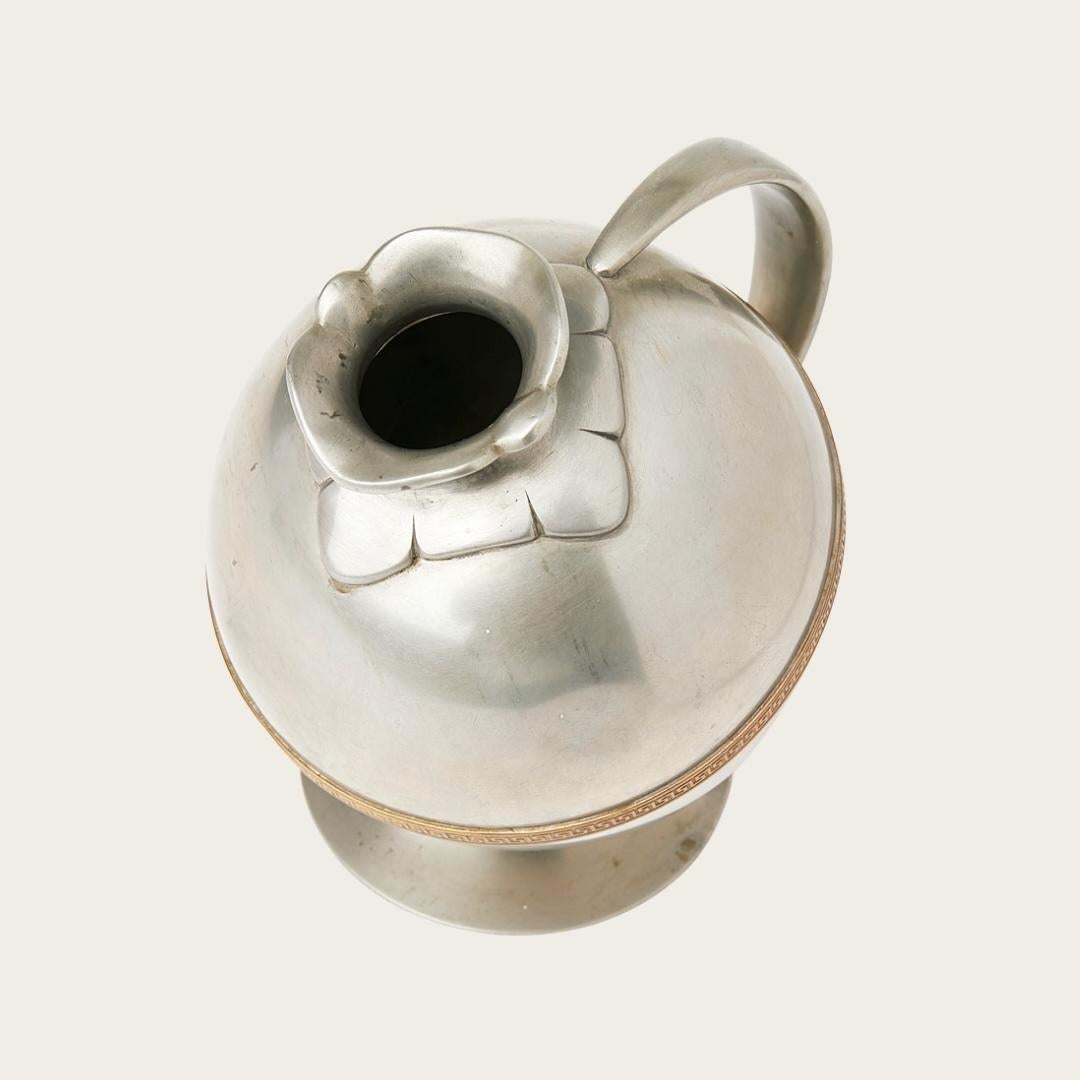 Suédois Vase/verseuse à anse en étain poli suédois Art déco des années 1930 par JL Hultman en vente