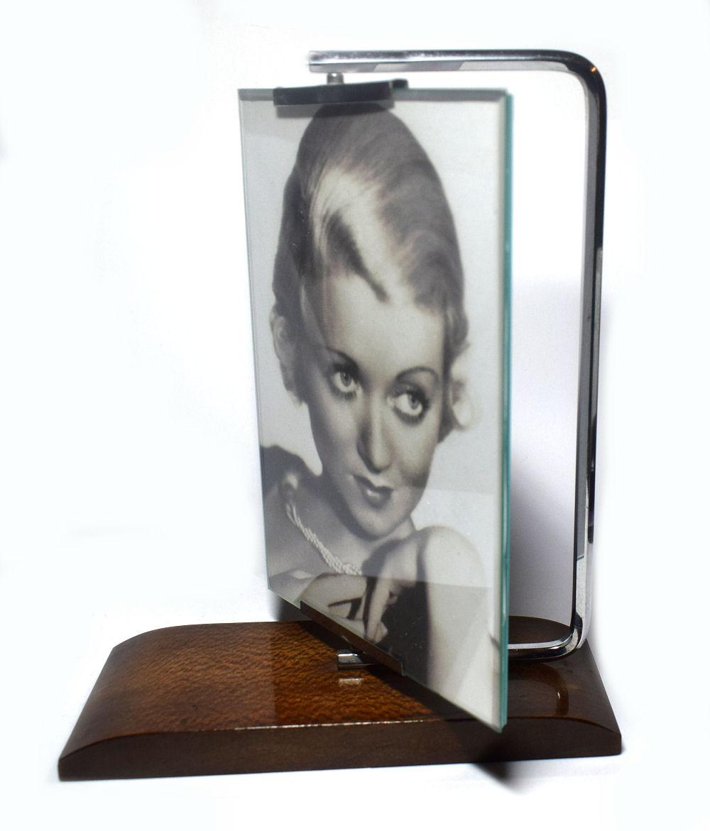 For your consideration is this stylish 1930s Art Deco swivel chrome and wood picture frame. Two pieces of glass hold the picture and can be displayed both sides. The glass itself can swivel to different angles. Condition is very good with just