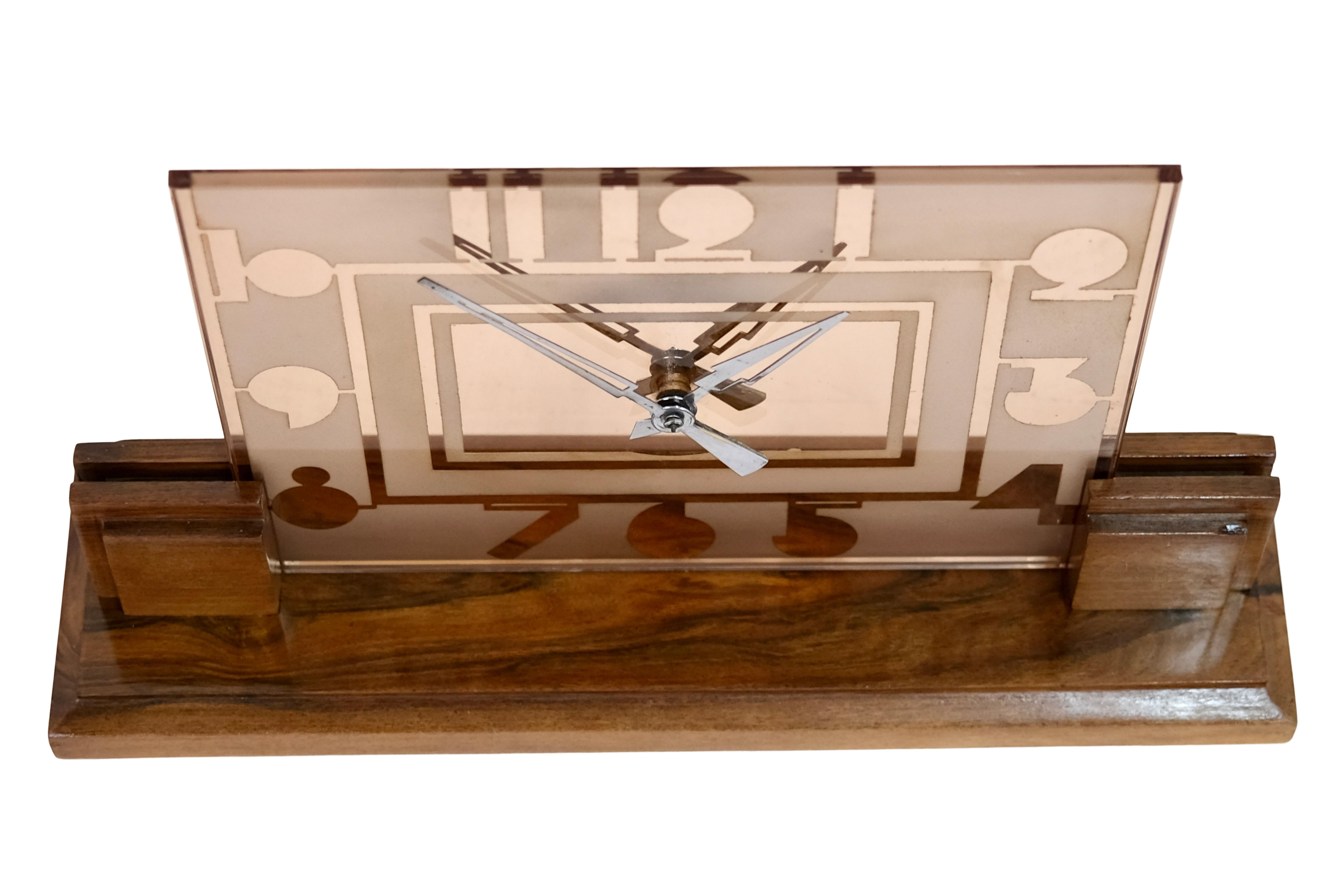 Tisch-/Schreibtischuhr auf Holzsockel
Rosaline farbiges Glas Zifferblatt mit Art Deco typischen Ziffern

Original Art Deco, Frankreich 1930er Jahre

Breite: 40 cm
Höhe: 24 cm
Tiefe: 11 cm