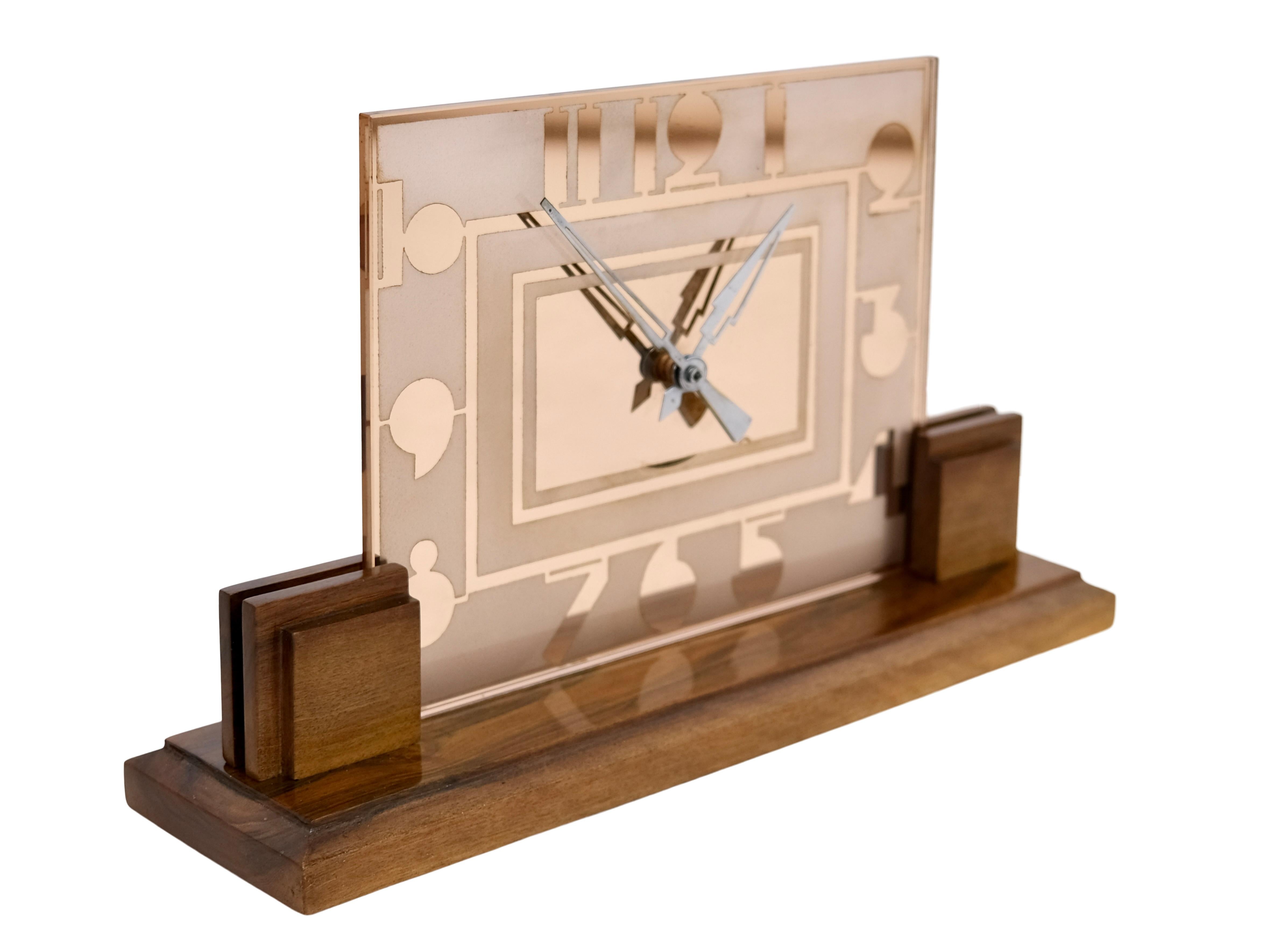 French 1930s Art Deco Table Clock With Rosaline Glass And Art Deco Typical Numerals For Sale