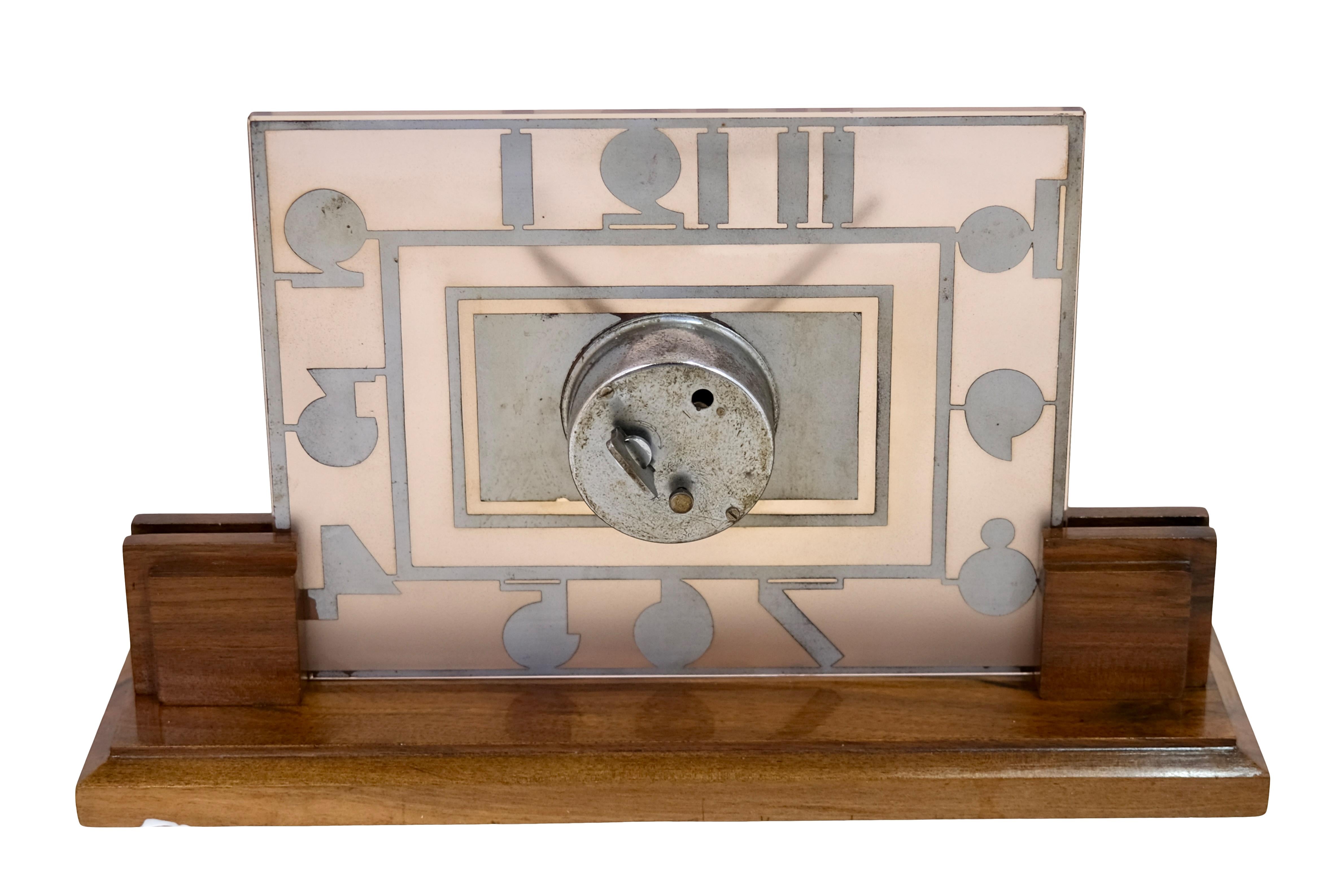 1930s Art Deco Table Clock With Rosaline Glass And Art Deco Typical Numerals In Good Condition For Sale In Ulm, DE