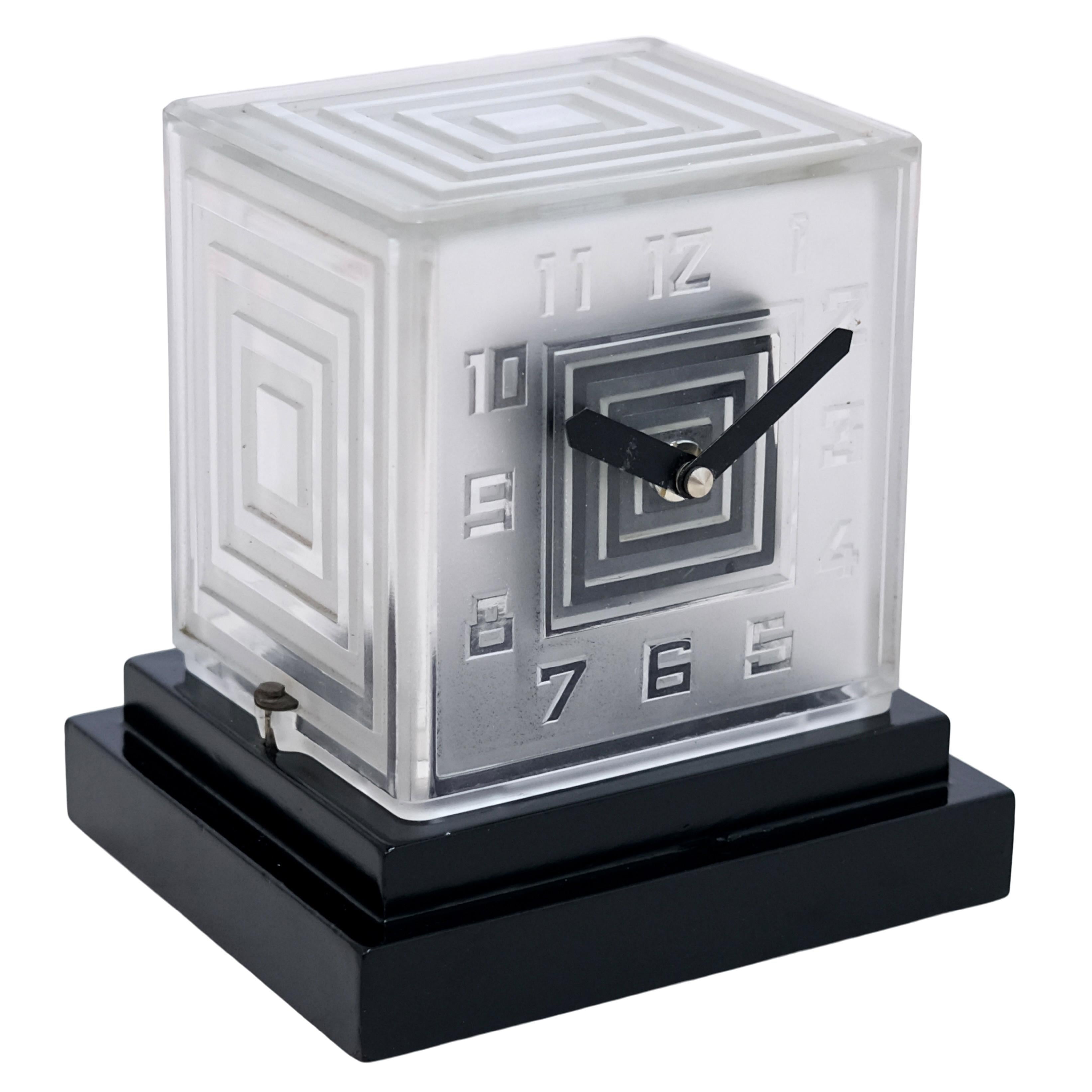 1930s Art Deco Table Desk Clock With Cubist Glass Case by P.M. Favre In Good Condition For Sale In Ulm, DE