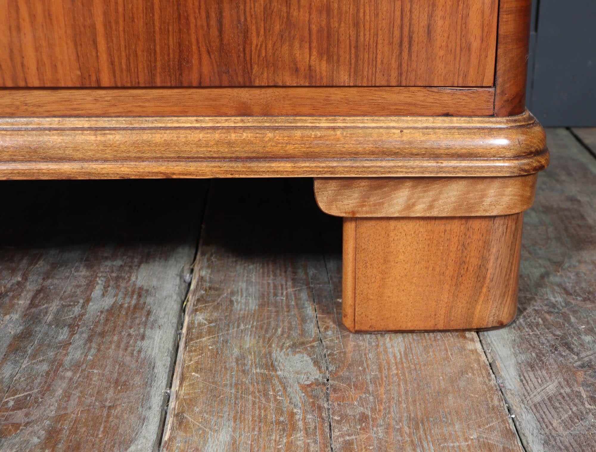 1930s Art Deco Tallboy in Figured Walnut in vendita 1
