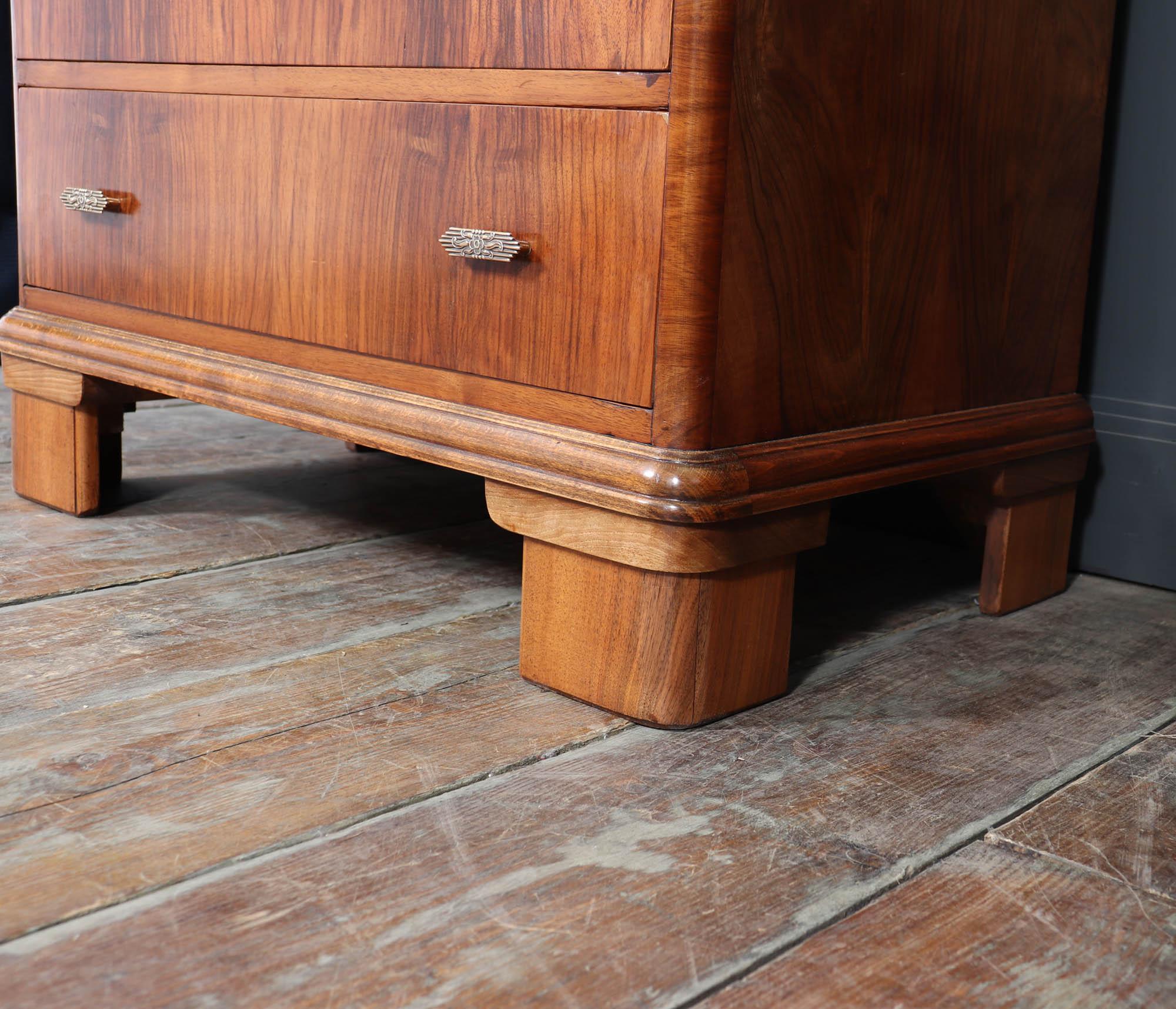 1930s Art Deco Tallboy in Figured Walnut in vendita 2