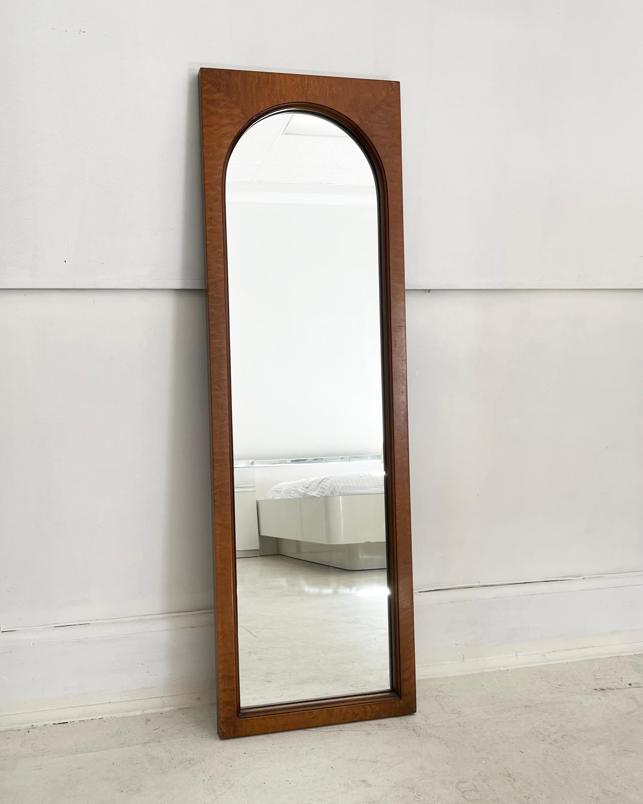 1930er Art Deco Tigerahorn gewölbter Wandspiegel (Art déco) im Angebot