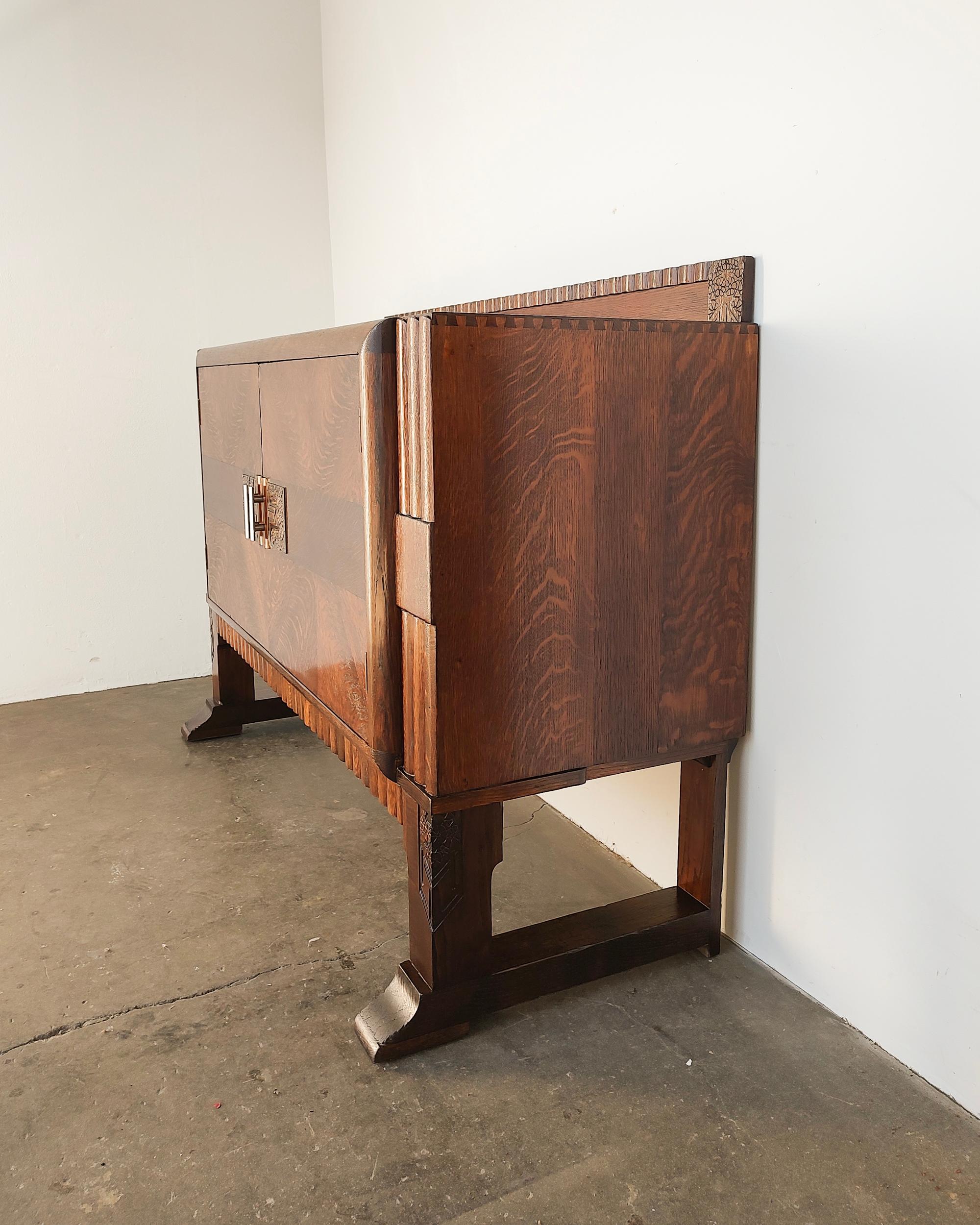 1930s Art Deco Tiger Oak Wood Buffet Cabinet Antique In Good Condition For Sale In Hawthorne, CA