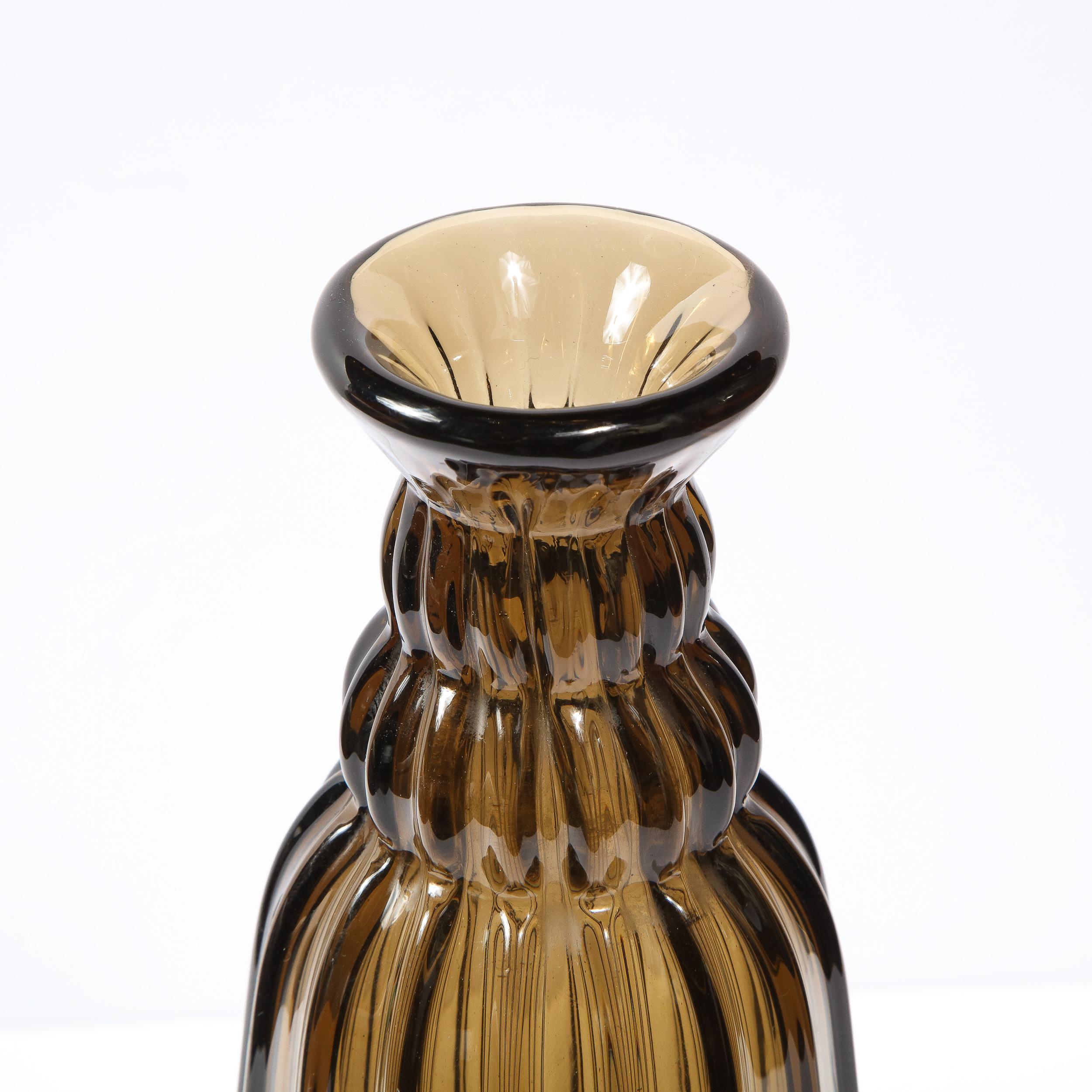 Milieu du XXe siècle Grand vase Art Déco des années 1930, soufflé à la main et coloré en topaze, signé par Daum Nancy France en vente