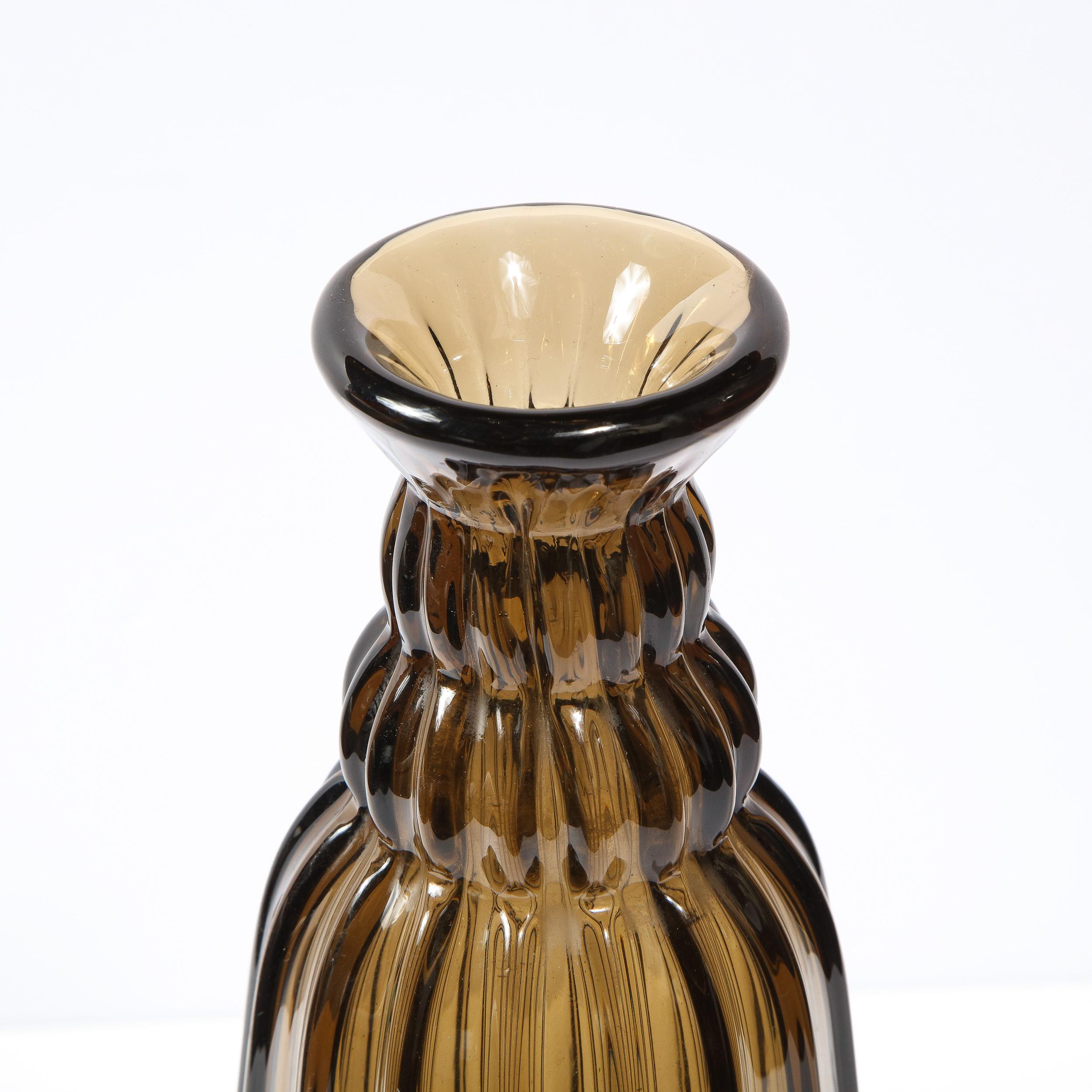 Metà XX secolo Vaso alto soffiato a mano color topazio Art Deco 1930, firmato Daum Nancy France in vendita