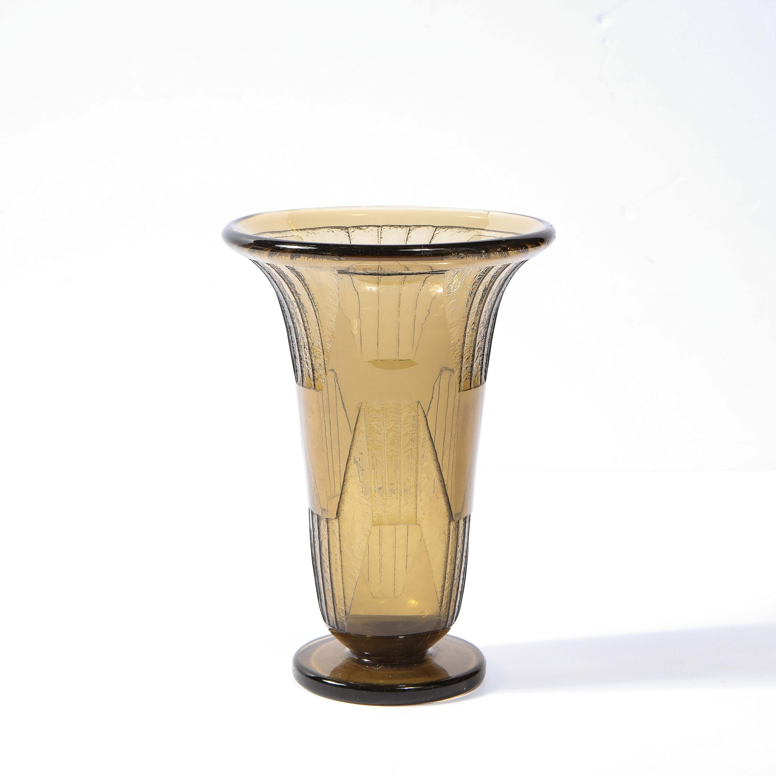 Ce magnifique vase en verre Art Déco français de qualité musée, de couleur topaze et de style «ubiste », réalisé par Schneider, est décoré d'un motif géométrique « gravé à l'acide » avec des lignes verticales gravées. Charles Schneider, qui avait