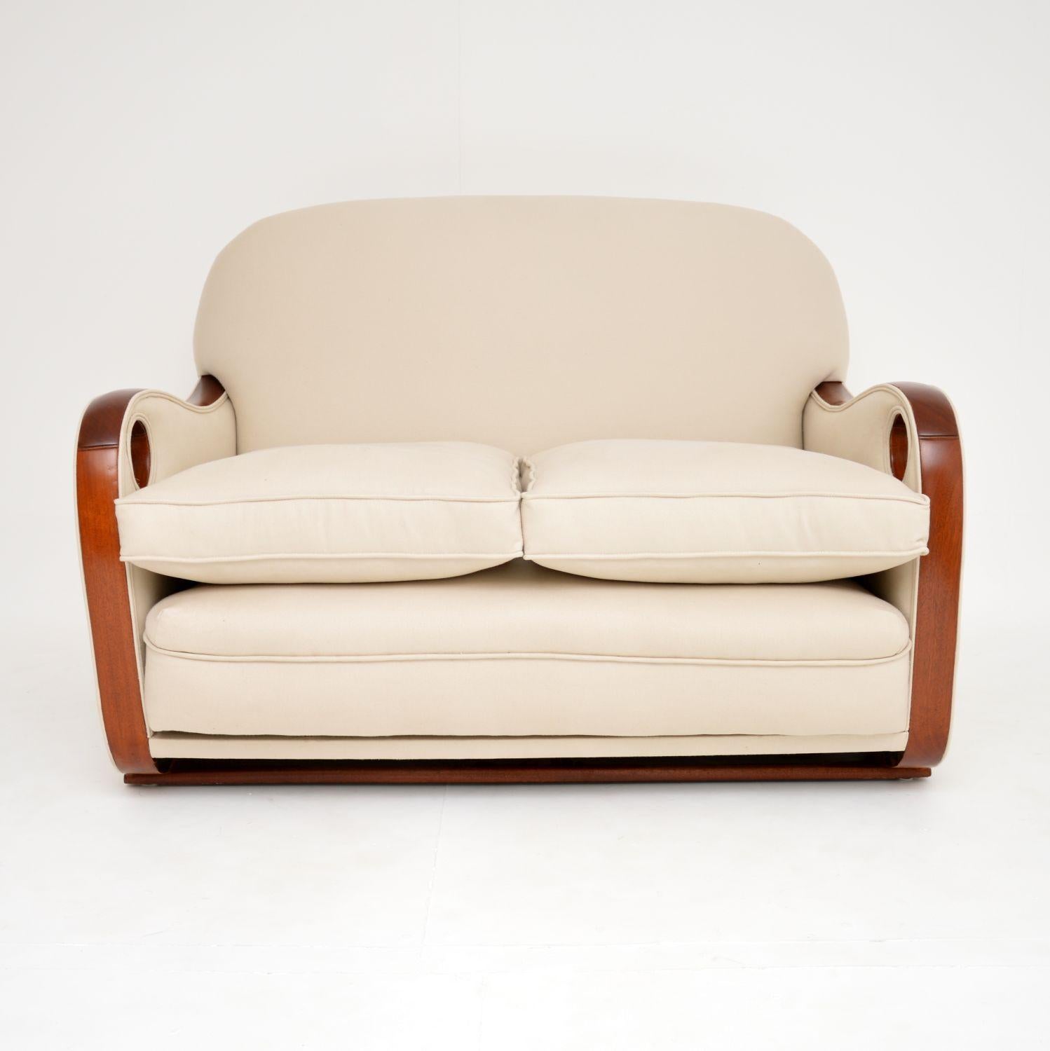 Ein großartiges originales Zweisitzer-Sofa aus der Zeit des Art déco mit runden Details. Es wurde in England hergestellt und stammt aus den 1930er Jahren.

Die Qualität ist erstaunlich, er ist extrem bequem und hat ein sehr auffälliges Design. Die