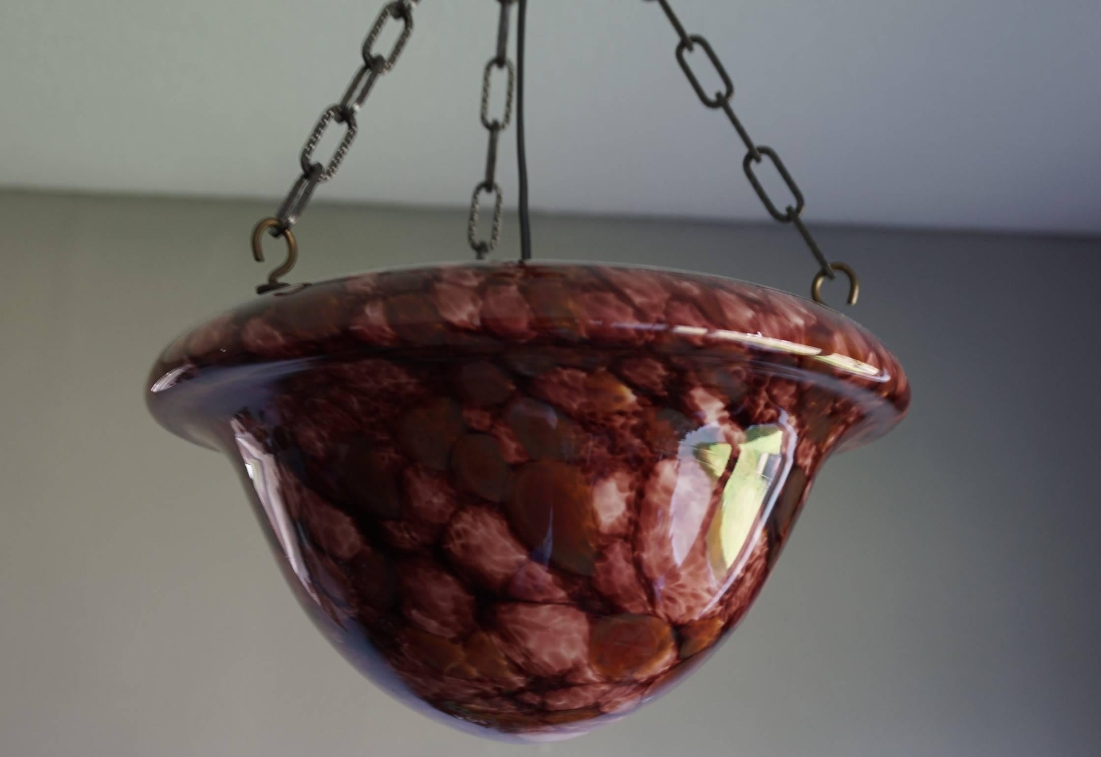 Lampe à suspension Art Déco des années 1930 en forme de champignon en verre artistique avec abat-jour et baldaquin Bon état à Lisse, NL
