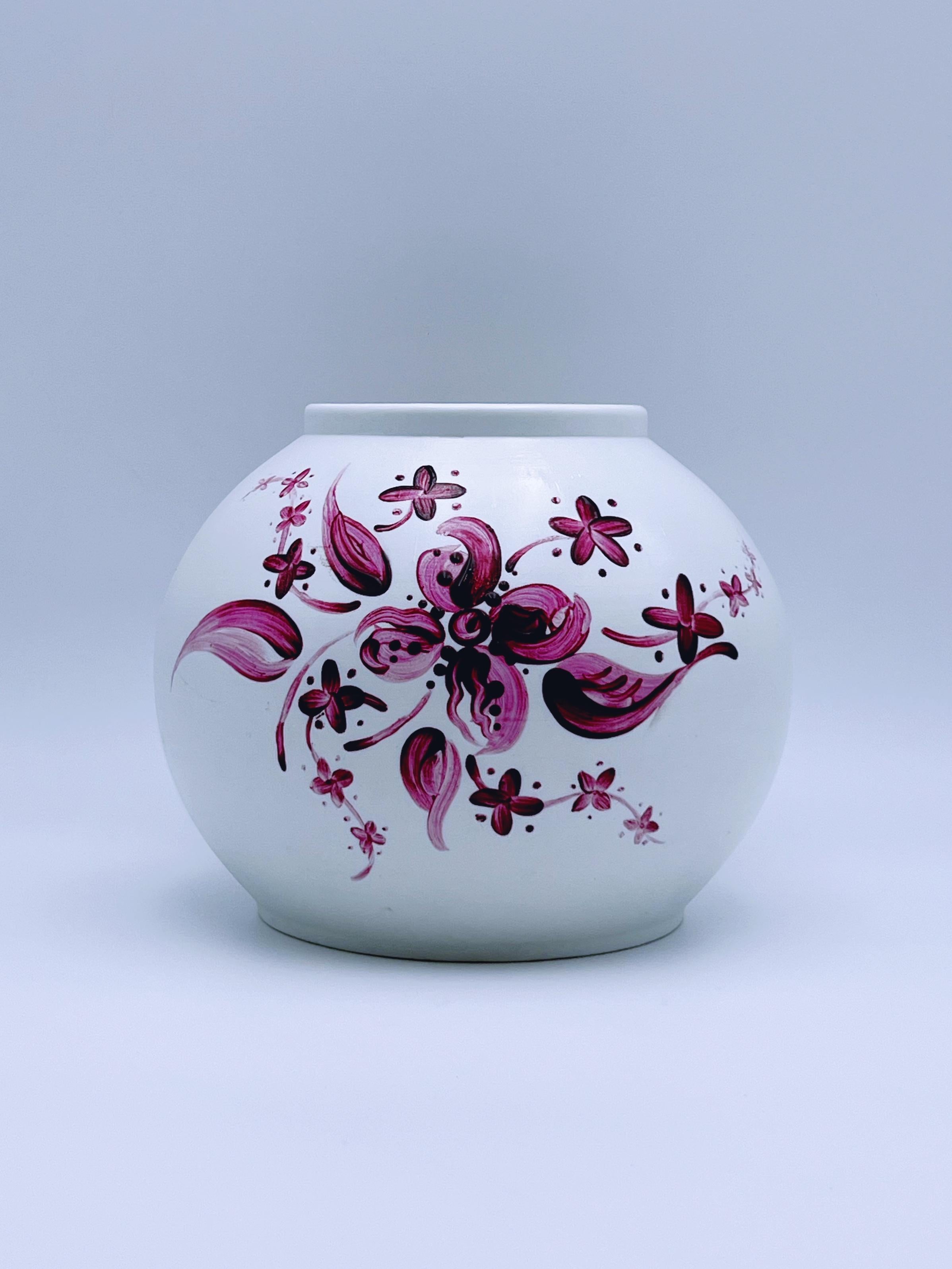 Jarrón Luna Estilo Art Decó de Porcelana con Motivo Floral Sobrevidriado Pintado a Mano. 

Diseñado por Nora Gulbrandsen (Kristiania 1894 - Oslo 1978) para Porsgrund Porcelain, Noruega. Diseño nórdico / escandinavo / noruego de los años 30. Sello en