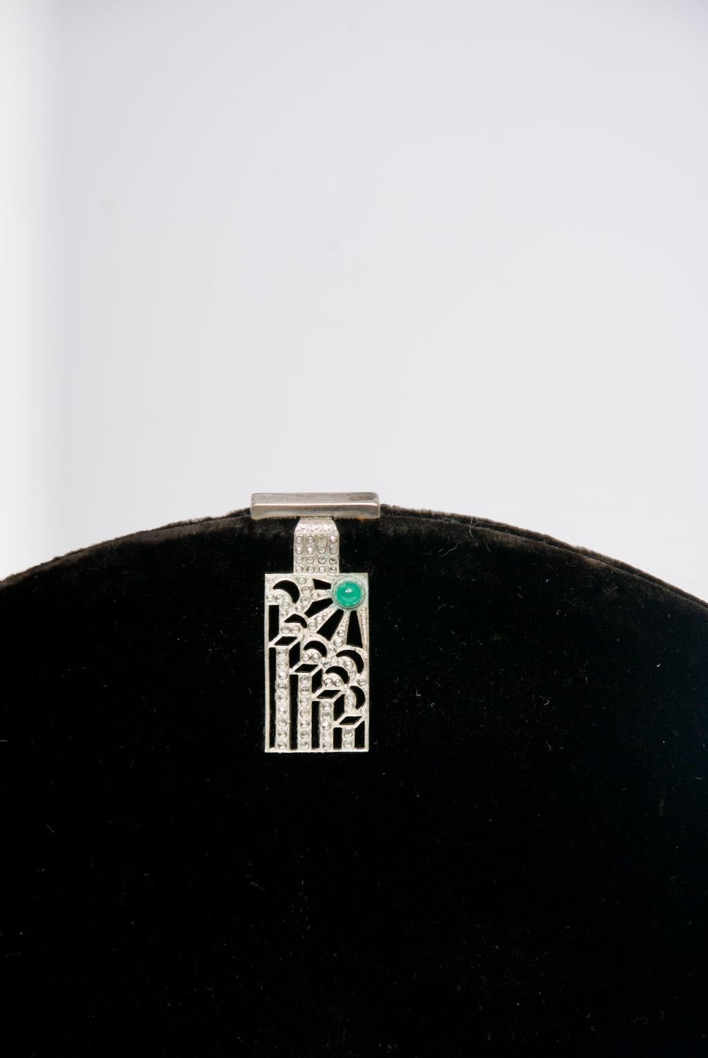 Elegante Clutch aus schwarzem Samt aus den 1930er Jahren mit einem rechteckigen Art-Déco-Verschluss, der die sanft gerundete obere Kante der Tasche ergänzt. Die Schließe besteht aus Markasit in einem durchbrochenen, geometrischen Muster und ist mit