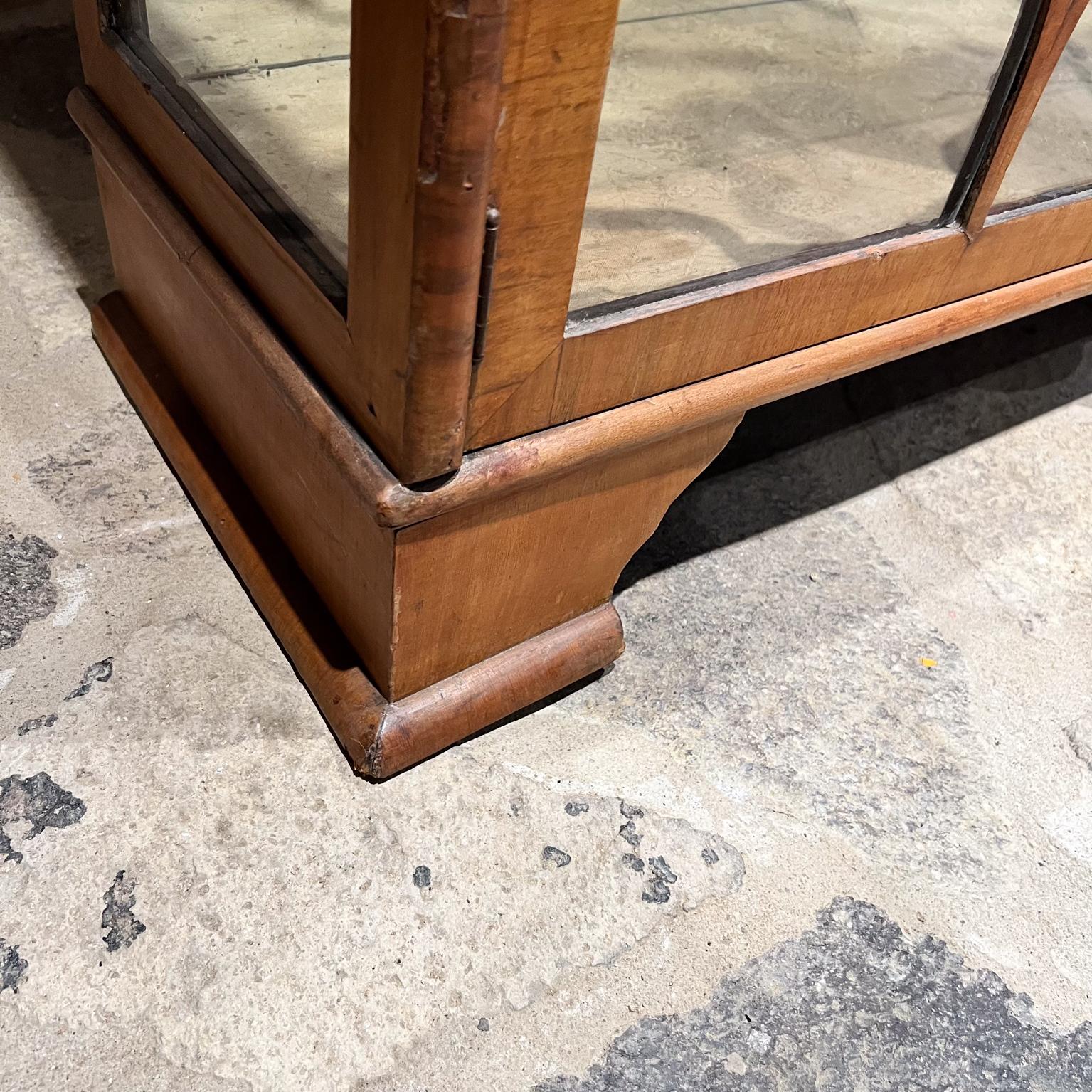 1930er Jahre Art Deco Vitrine Schrank Display skulpturale exotischen Holz im Angebot 4