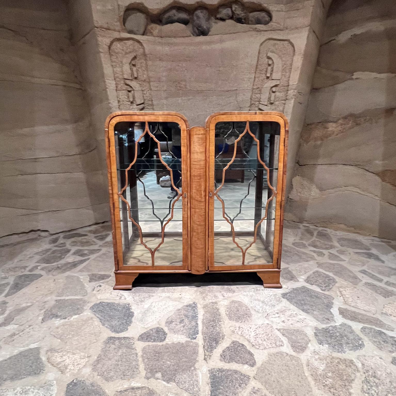 1930er Jahre Art Deco Vitrine Schrank Display skulpturale exotischen Holz im Angebot 1