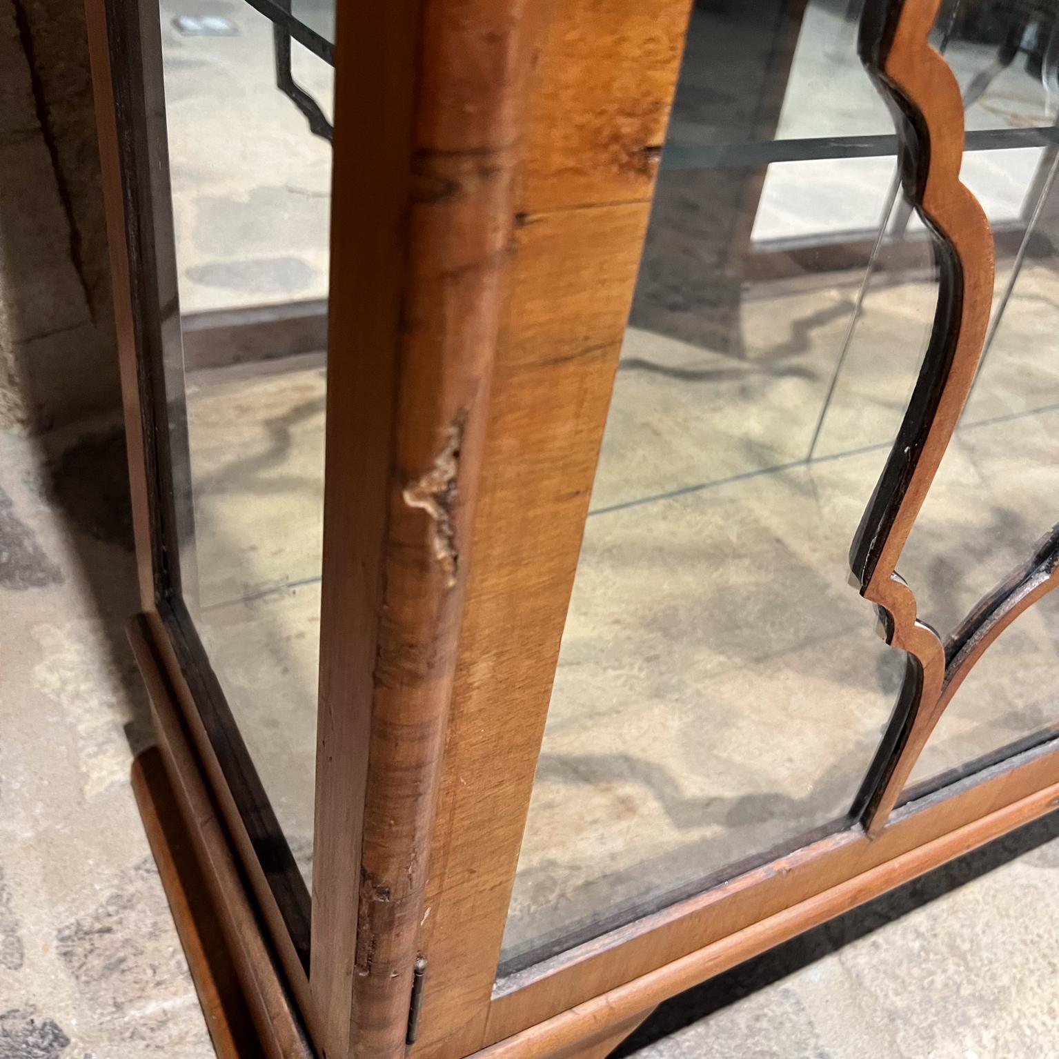 1930er Jahre Art Deco Vitrine Schrank Display skulpturale exotischen Holz im Angebot 3