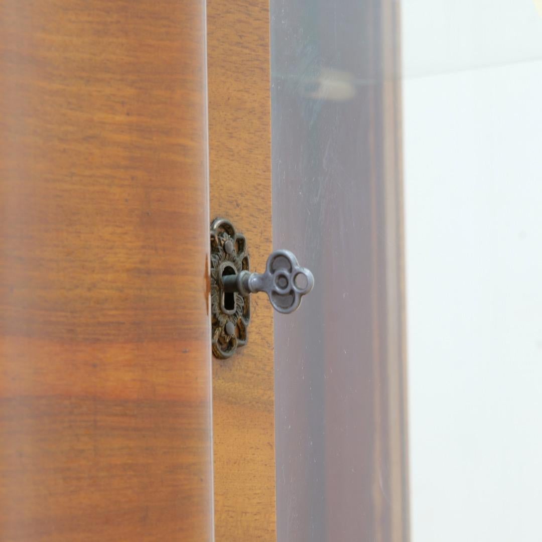 1930s Art Deco Walnut China Display Cabinet in vendita 4