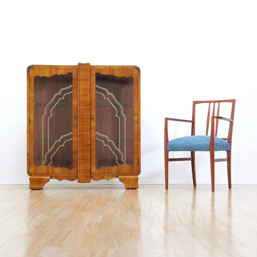 Art Déco 1930s Art Deco Walnut China Display Cabinet in vendita