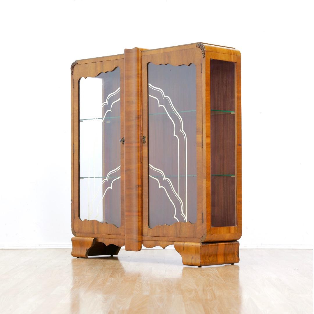 1930s Art Deco Walnut China Display Cabinet In condizioni buone in vendita a Los Angeles, CA