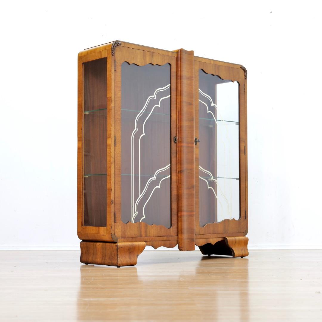 Metà XX secolo 1930s Art Deco Walnut China Display Cabinet in vendita