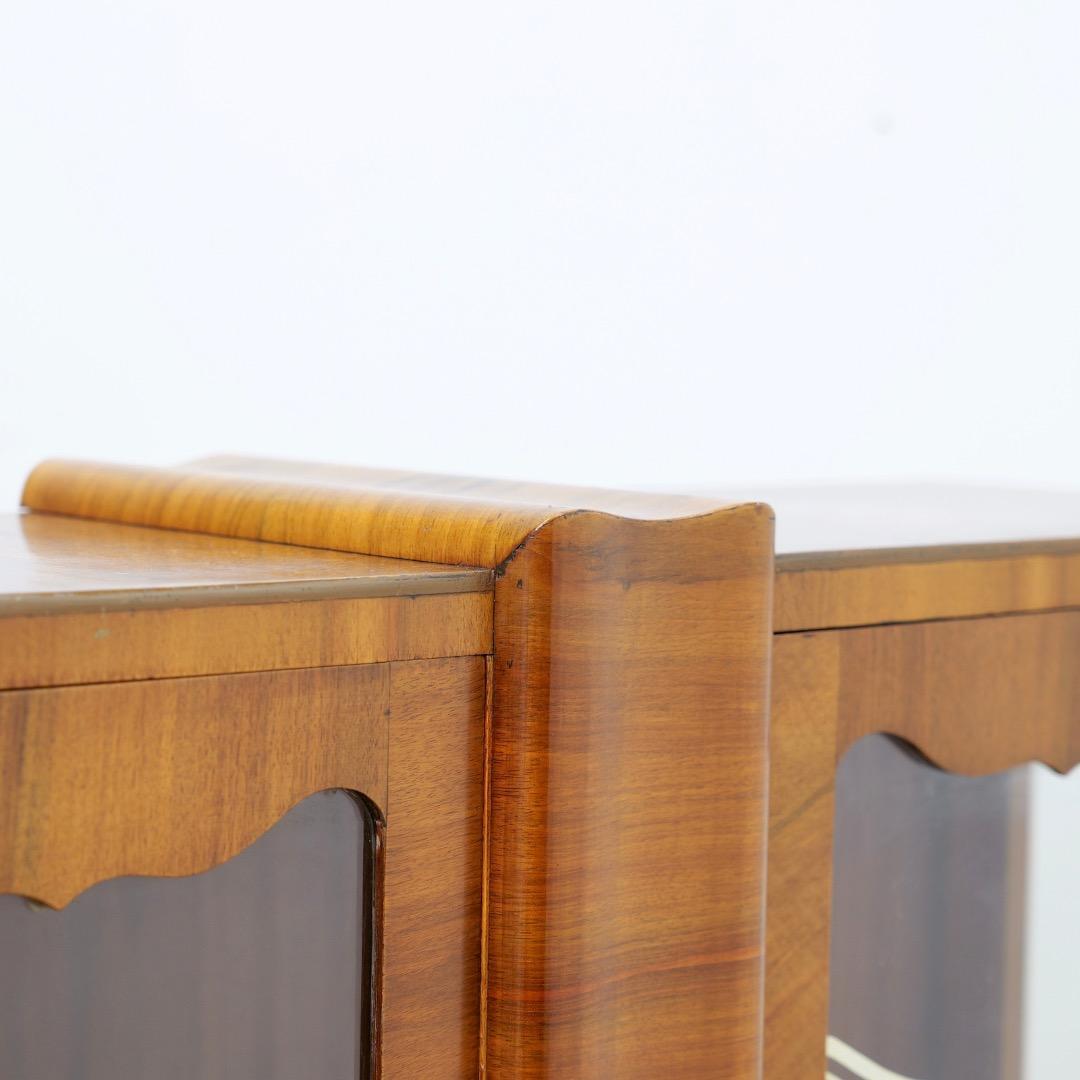 Vetro 1930s Art Deco Walnut China Display Cabinet in vendita