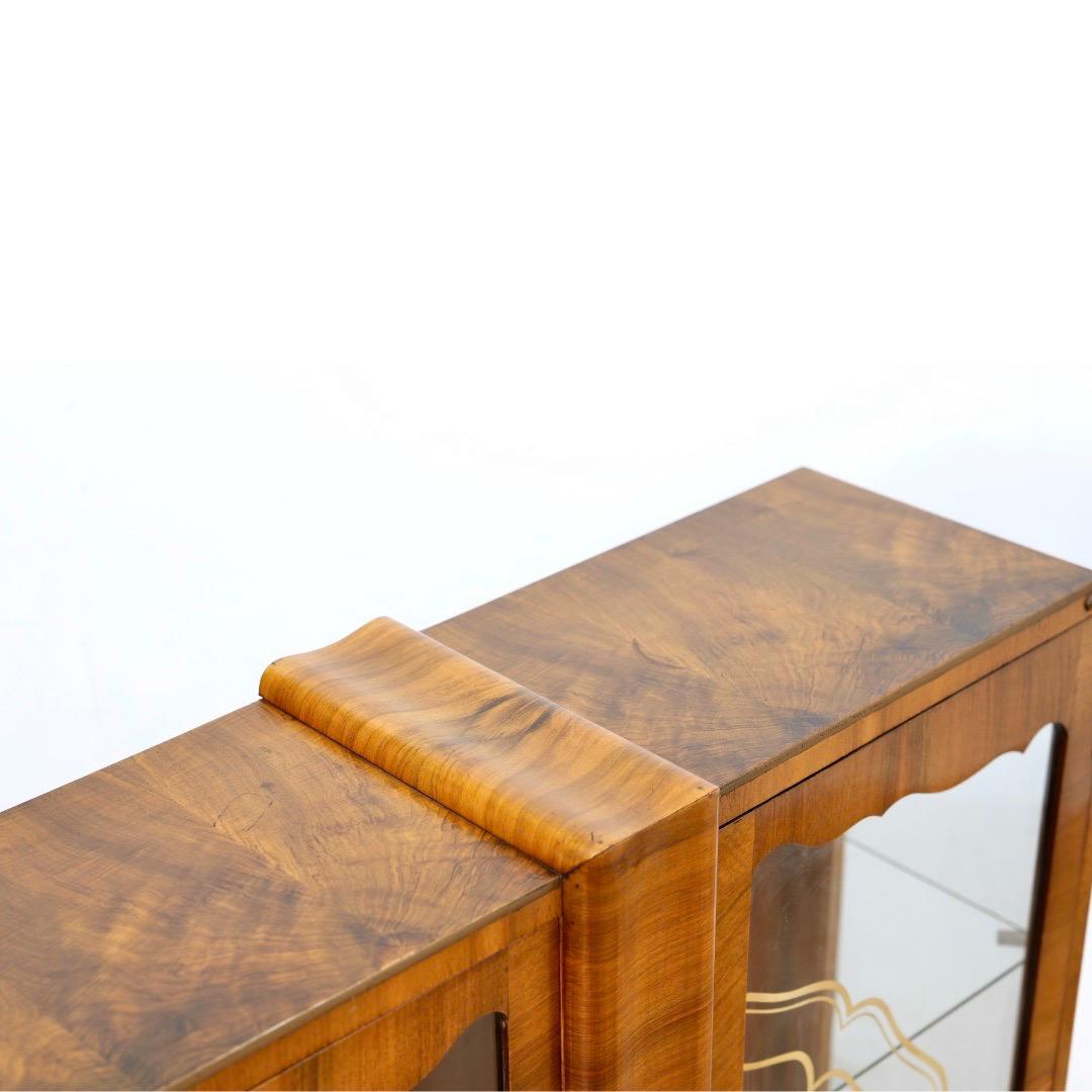 1930s Art Deco Walnut China Display Cabinet in vendita 1