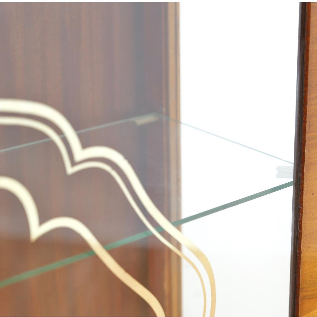 1930s Art Deco Walnut China Display Cabinet in vendita 2