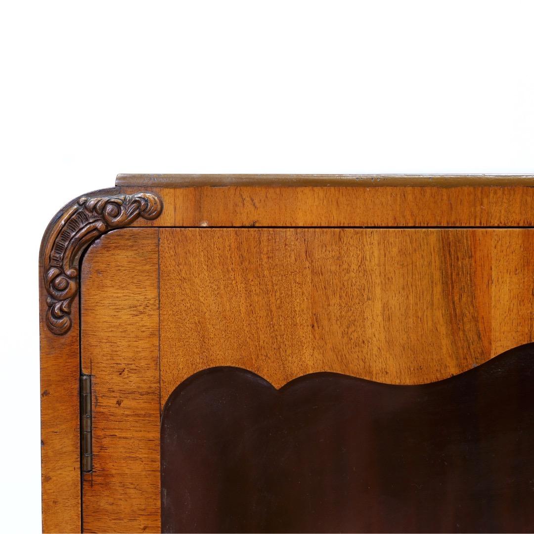 1930s Art Deco Walnut China Display Cabinet in vendita 3