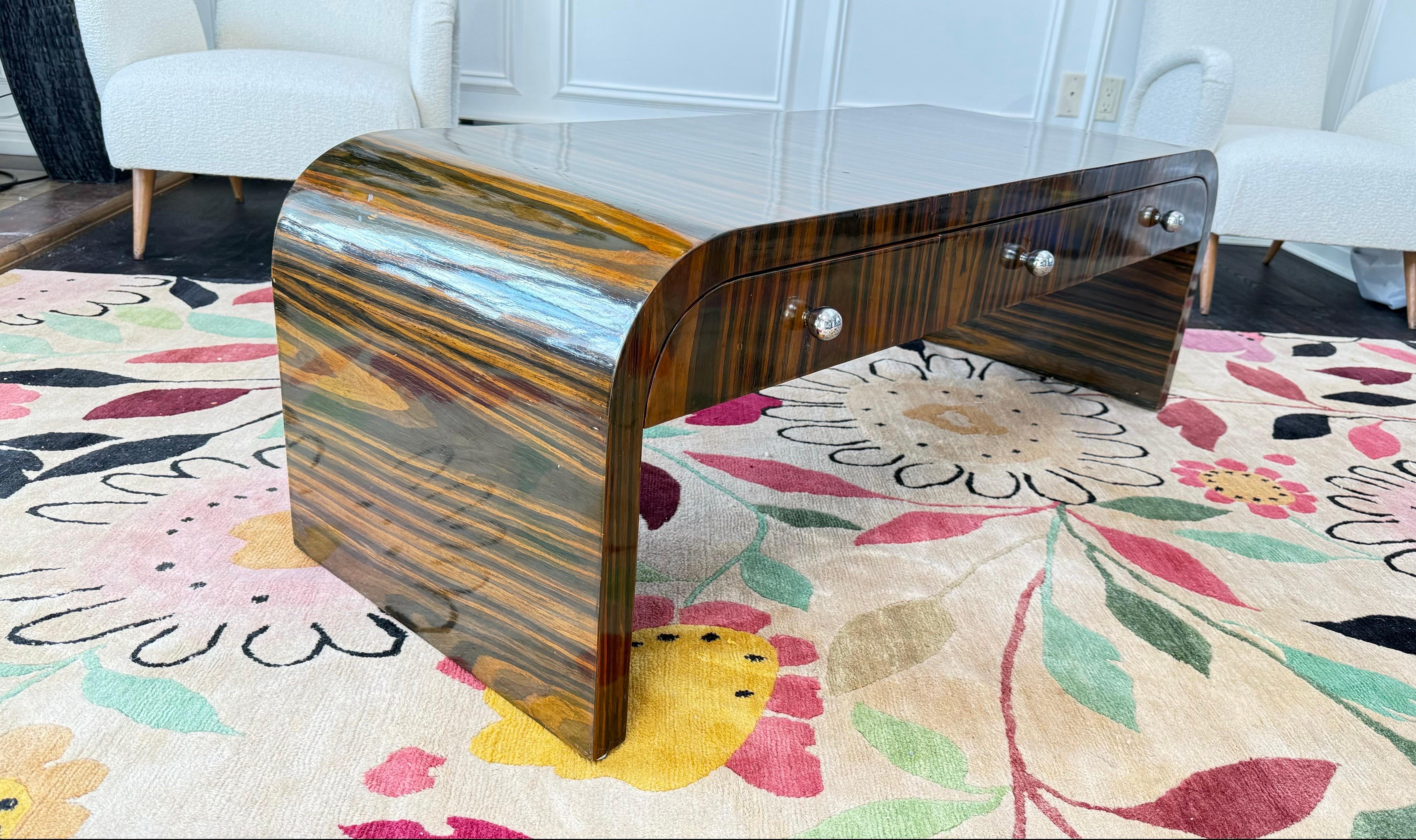 Bois de rose Table basse en palissandre et cascade Art Déco français des années 1930 en vente