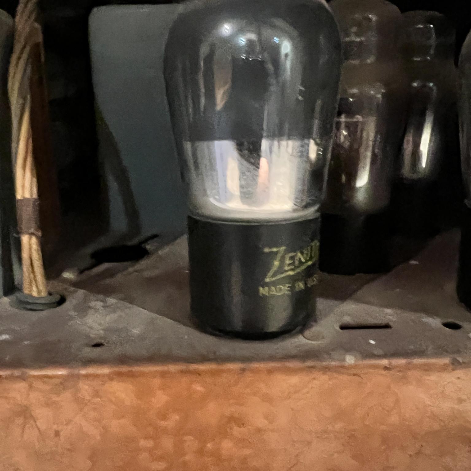 Console Zenith Radio Floor Model Art Déco des années 1930 en vente 9