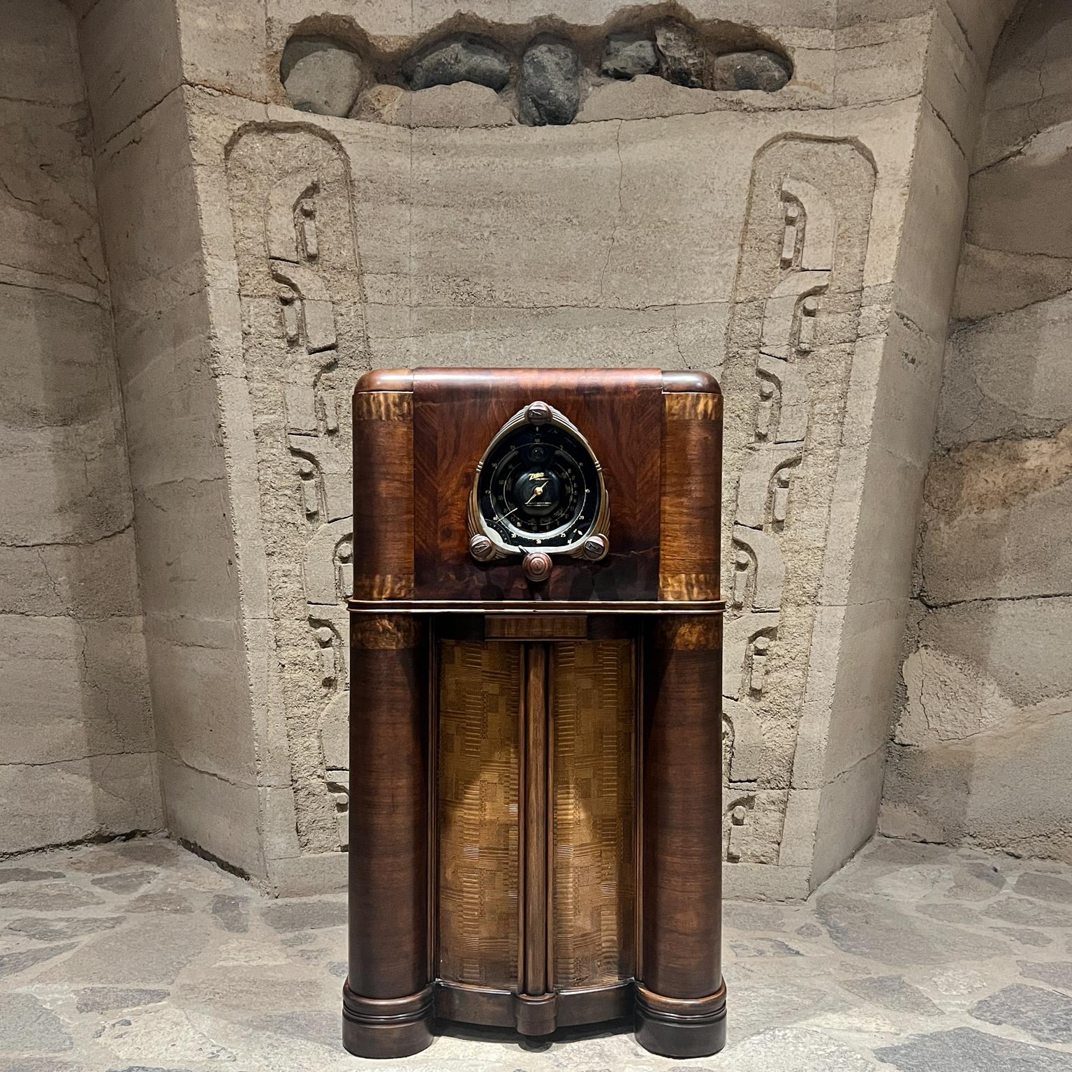 AMBIANIC présente
Art of Vintage Vintage Decorative Zenith Floor Model Radio Console
43 h x 24 l x 16,75
État vintage d'occasion
Testé, ne fonctionne pas. Couvercle de verre manquant. Bois restauré.
Besoin de soins
Se référer à toutes les images